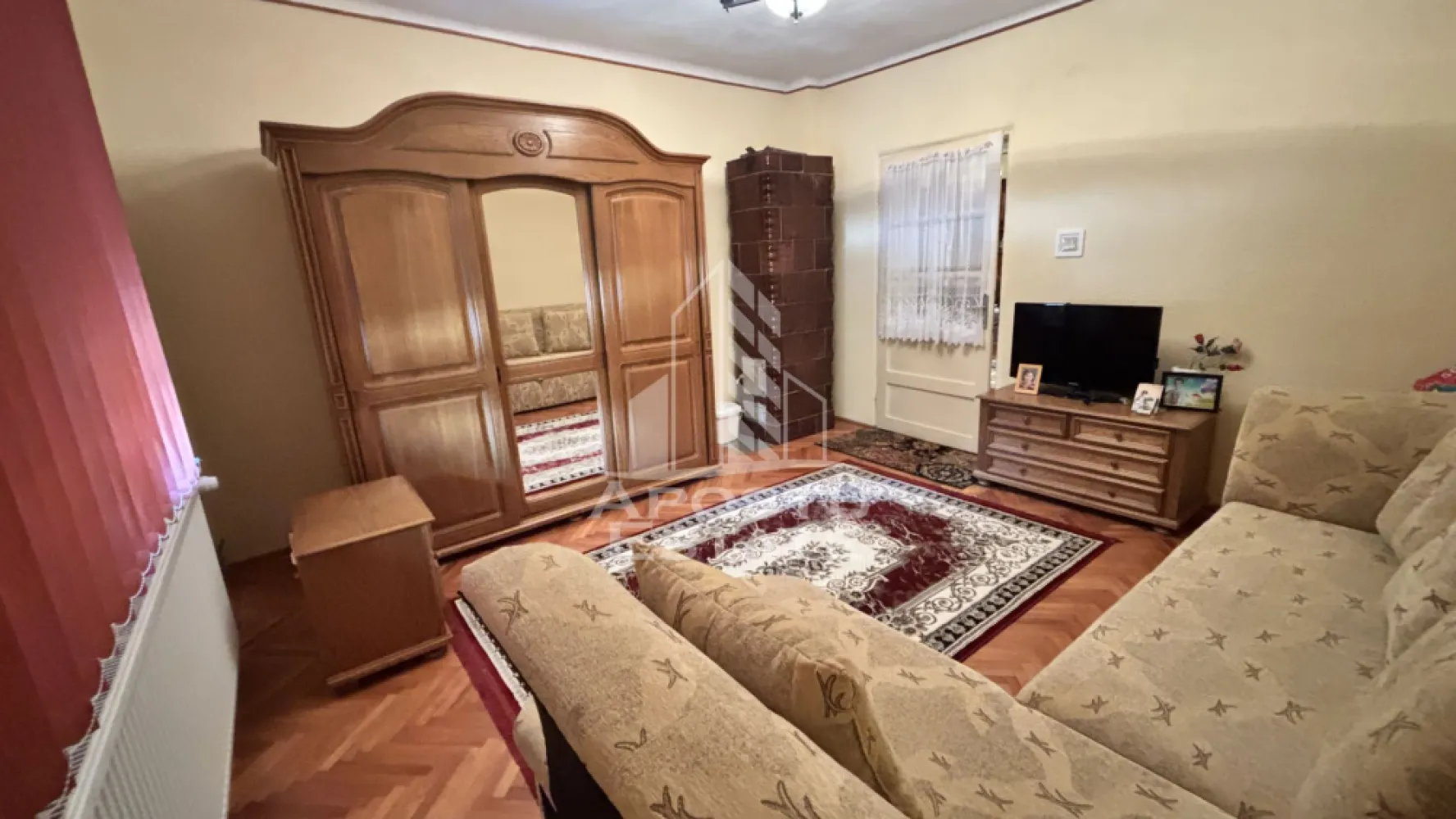 Casa spatioasa, teren 1348 mp, Giarmata - Apostu Estate va propune spre vanzare o casa individuala spatioasa, situata in Giarmata , ideala pentru o familie numeroasa sau pentru cei care isi doresc liniste, intimitate si un spatiu generos atat interior, cat si exterior.

Caracteristici generale:
 • Suprafata teren: 1348 mp
 • Suprafata utila casa: 198 mp
 • Suprafata anexe: 88 mp
 • Constructie solida din BCA(anexele), iar casa din caramida (1968), cu izolatie exterioara de 5 cm
 • Incalzire cu centrala proprie
 • Aer conditionat pentru confort in sezonul cald
 • Acoperis din tabla

Compartimentare functionala:
 • 4 dormitoare
 • Living generos
 • Zona separata cu 3 camere si un hol la prima intrare
 • Baie mare + baie de serviciu in imediata apropiere
 • Bucatarie de vara
 • Magazie de lemne
 • Garaj spatios pentru 2 masini

Curte si facilitati exterioare:
 • Curte foarte mare, cu acces din doua parti
 • Piscina care necesita reconditionare
 • Foisor 3x5 m – ideal pentru relaxare sau petreceri in aer liber
 • Pomi fructiferi maturi, care ofera atat umbra, cat si roade bogate

Aceasta proprietate imbina perfect utilul cu placutul, oferind spatii generoase, functionalitate, si potential ridicat de personalizare sau extindere.

Disponibila imediat! Contacteaza-ne pentru o vizionare!
