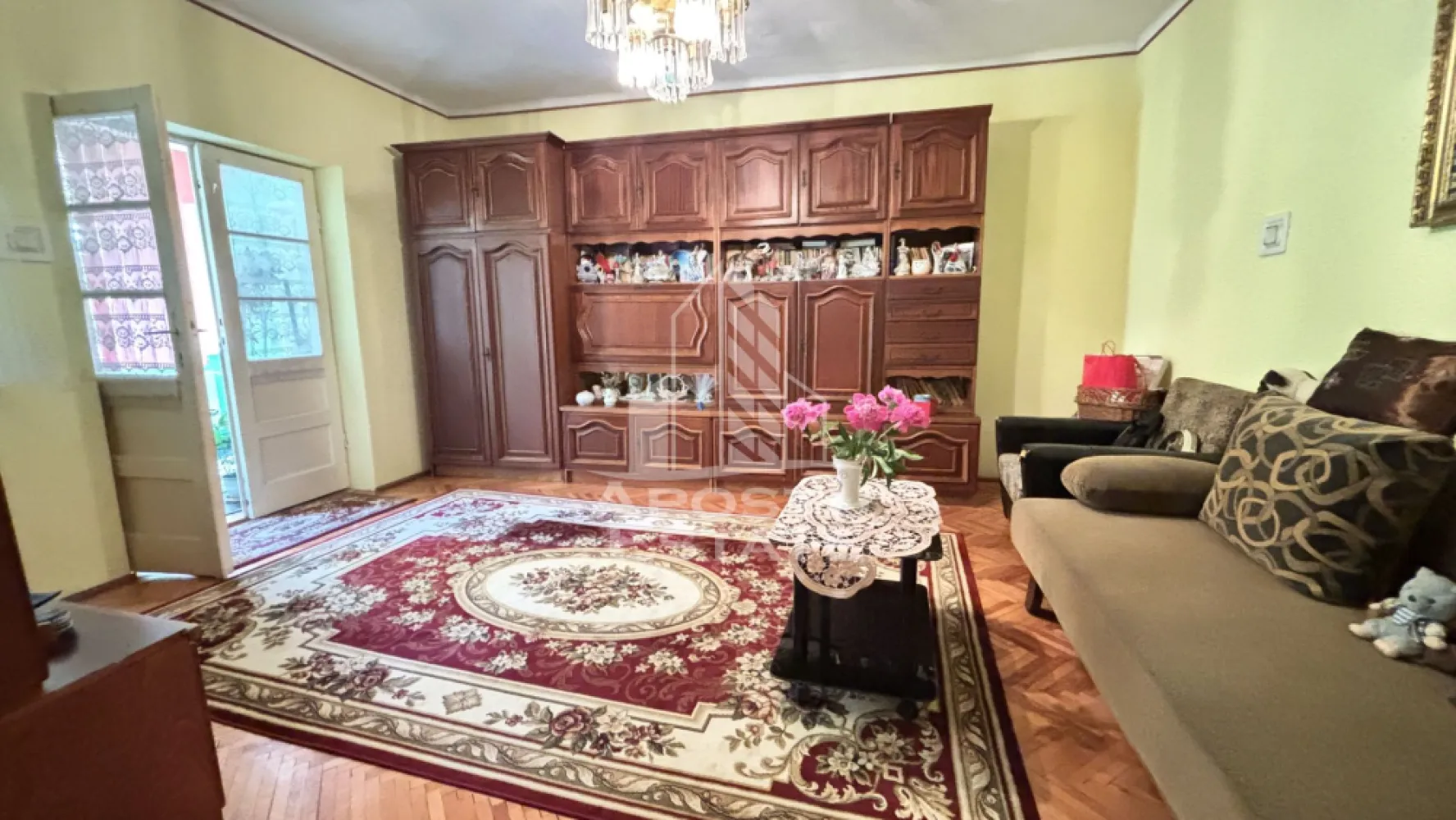 Casa spatioasa, teren 1348 mp, Giarmata - Apostu Estate va propune spre vanzare o casa individuala spatioasa, situata in Giarmata , ideala pentru o familie numeroasa sau pentru cei care isi doresc liniste, intimitate si un spatiu generos atat interior, cat si exterior.

Caracteristici generale:
 • Suprafata teren: 1348 mp
 • Suprafata utila casa: 198 mp
 • Suprafata anexe: 88 mp
 • Constructie solida din BCA(anexele), iar casa din caramida (1968), cu izolatie exterioara de 5 cm
 • Incalzire cu centrala proprie
 • Aer conditionat pentru confort in sezonul cald
 • Acoperis din tabla

Compartimentare functionala:
 • 4 dormitoare
 • Living generos
 • Zona separata cu 3 camere si un hol la prima intrare
 • Baie mare + baie de serviciu in imediata apropiere
 • Bucatarie de vara
 • Magazie de lemne
 • Garaj spatios pentru 2 masini

Curte si facilitati exterioare:
 • Curte foarte mare, cu acces din doua parti
 • Piscina care necesita reconditionare
 • Foisor 3x5 m – ideal pentru relaxare sau petreceri in aer liber
 • Pomi fructiferi maturi, care ofera atat umbra, cat si roade bogate

Aceasta proprietate imbina perfect utilul cu placutul, oferind spatii generoase, functionalitate, si potential ridicat de personalizare sau extindere.

Disponibila imediat! Contacteaza-ne pentru o vizionare!