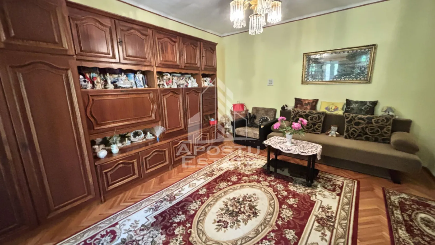 Casa spatioasa, teren 1348 mp, Giarmata - Apostu Estate va propune spre vanzare o casa individuala spatioasa, situata in Giarmata , ideala pentru o familie numeroasa sau pentru cei care isi doresc liniste, intimitate si un spatiu generos atat interior, cat si exterior.

Caracteristici generale:
 • Suprafata teren: 1348 mp
 • Suprafata utila casa: 198 mp
 • Suprafata anexe: 88 mp
 • Constructie solida din BCA(anexele), iar casa din caramida (1968), cu izolatie exterioara de 5 cm
 • Incalzire cu centrala proprie
 • Aer conditionat pentru confort in sezonul cald
 • Acoperis din tabla

Compartimentare functionala:
 • 4 dormitoare
 • Living generos
 • Zona separata cu 3 camere si un hol la prima intrare
 • Baie mare + baie de serviciu in imediata apropiere
 • Bucatarie de vara
 • Magazie de lemne
 • Garaj spatios pentru 2 masini

Curte si facilitati exterioare:
 • Curte foarte mare, cu acces din doua parti
 • Piscina care necesita reconditionare
 • Foisor 3x5 m – ideal pentru relaxare sau petreceri in aer liber
 • Pomi fructiferi maturi, care ofera atat umbra, cat si roade bogate

Aceasta proprietate imbina perfect utilul cu placutul, oferind spatii generoase, functionalitate, si potential ridicat de personalizare sau extindere.

Disponibila imediat! Contacteaza-ne pentru o vizionare!