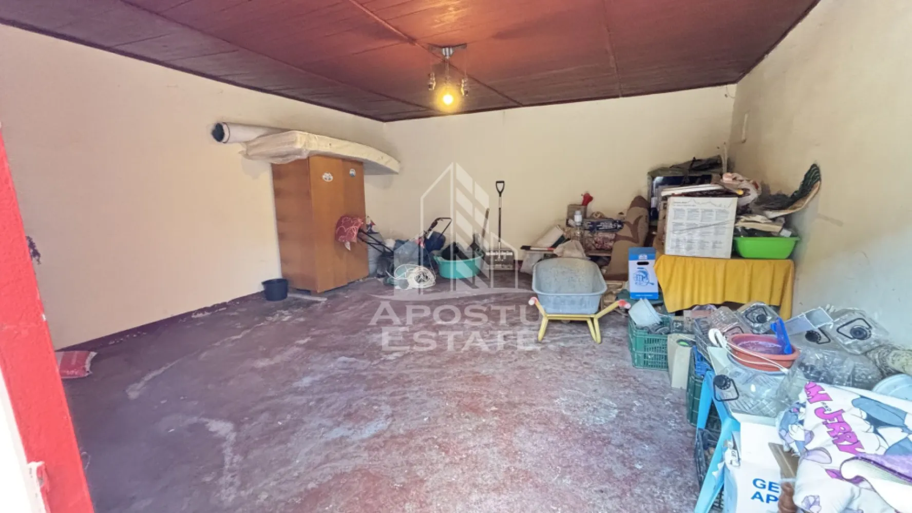 Casa spatioasa, teren 1348 mp, Giarmata - Apostu Estate va propune spre vanzare o casa individuala spatioasa, situata in Giarmata , ideala pentru o familie numeroasa sau pentru cei care isi doresc liniste, intimitate si un spatiu generos atat interior, cat si exterior.

Caracteristici generale:
 • Suprafata teren: 1348 mp
 • Suprafata utila casa: 198 mp
 • Suprafata anexe: 88 mp
 • Constructie solida din BCA(anexele), iar casa din caramida (1968), cu izolatie exterioara de 5 cm
 • Incalzire cu centrala proprie
 • Aer conditionat pentru confort in sezonul cald
 • Acoperis din tabla

Compartimentare functionala:
 • 4 dormitoare
 • Living generos
 • Zona separata cu 3 camere si un hol la prima intrare
 • Baie mare + baie de serviciu in imediata apropiere
 • Bucatarie de vara
 • Magazie de lemne
 • Garaj spatios pentru 2 masini

Curte si facilitati exterioare:
 • Curte foarte mare, cu acces din doua parti
 • Piscina care necesita reconditionare
 • Foisor 3x5 m – ideal pentru relaxare sau petreceri in aer liber
 • Pomi fructiferi maturi, care ofera atat umbra, cat si roade bogate

Aceasta proprietate imbina perfect utilul cu placutul, oferind spatii generoase, functionalitate, si potential ridicat de personalizare sau extindere.

Disponibila imediat! Contacteaza-ne pentru o vizionare!