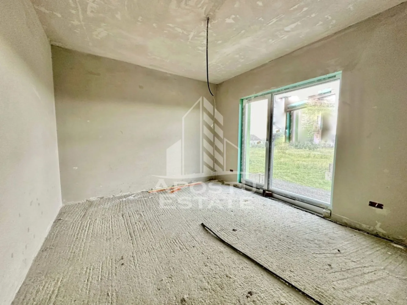 Casa de vanzare cu 3 camere in Mosnita Noua, canalizare, Timisoara - Agentia imobiliara Apostu Estate va propune spre vanzare o casa individuala, situata in Timis, Mosnita Noua, aproape de asfalt.

Imobilul are o suprafata utila de 96 mp si este amplasat pe un teren generos de 400 mp, oferind confort si intimitate.

Constructia este realizata din BCA de 30 cm, izolata cu polistiren de 15 cm, fiind dotata cu geamuri tripan. Acoperisul este pregatit pentru montarea panourilor fotovoltaice, avand infrastructura deja realizata.

Utilitati:
 • Apa
 • Gaz
 • Curent
 • Canalizare

Confortul termic este asigurat de centrala proprie pe gaz cu incalzire in pardoseala.

Compartimentare:

Parter:
 • Hol acces
 • Camera tehnica
 • Baie cu dus
 • Bucatarie open space cu living

Etaj:
 • 2 dormitoare
 • Baie
 • Dressing

Imobilul este situat in vecinatatea mai multor puncte de interes:
 • Magazine si supermarketuri
 • Mijloace de transport in comun
 • Acces facil catre Timisoara

Agentia imobiliara Apostu Estate va ofera consultanta bancara gratuita prin intermediul colaboratorilor nostri pentru alegerea celui mai potrivit tip de credit, astfel incat tu sa devi noul proprietar al acestui apartament.
 CP2041706