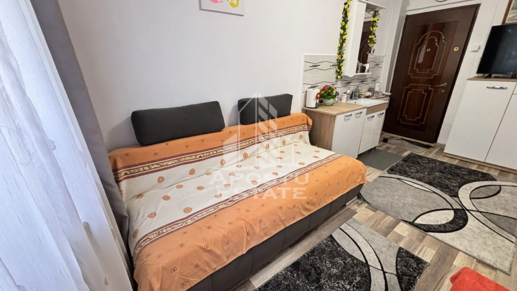 3 camere de camin renovate, mobilate si utilate, zona Dambovita - Apostu Estate va propune spre vanzare 3 camere de camin, situate la capatul unui hol securizat cu usa, oferind intimitate si siguranta, exact ca intr-un apartament.

Proprietatea reprezinta o solutie excelenta pentru o familie, oferind compartimentarea si functionalitatea unui apartament cu 3 camere, 12 mp/camera, dar la un buget semnificativ mai accesibil.

Detalii importante:
• Camerele sunt renovate complet, in stare foarte buna
• Fiecare camera dispune de chicineta proprie
• Se vand mobilate si utilate, conform fotografiilor
• Baia se afla pe holul comun, insa acesta este inchis si foarte bine intretinut, fiind folosit doar de locatarii acelui segment

Zona:
• Situata in Dambovita, una dintre cele mai accesibile si cautate zone din oras
• Mijloace de transport in comun la doar 3 minute, cu legaturi catre majoritatea punctelor din oras
• Shopping City Timisoara – la 15 minute de mers pe jos
• Scoala si gradinite la doar 3 minute de mers

Avantaje:
• Intimitate si organizare similara unui apartament
• Investitie ideala pentru locuire sau inchiriere
• Zona bine conectata si prietenoasa cu familiile

Disponibilitate imediata!
Programeaza o vizionare si descopera potentialul acestei oferte unice!