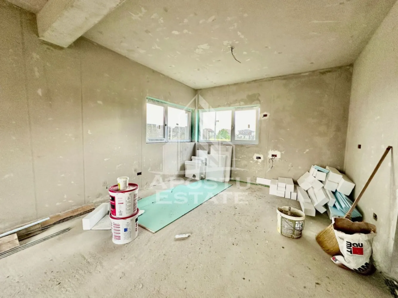 Casa de vanzare cu 3 camere in Mosnita Noua, canalizare, Timisoara - Agentia imobiliara Apostu Estate va propune spre vanzare o casa individuala, situata in Timis, Mosnita Noua, aproape de asfalt.

Imobilul are o suprafata utila de 96 mp si este amplasat pe un teren generos de 400 mp, oferind confort si intimitate.

Constructia este realizata din BCA de 30 cm, izolata cu polistiren de 15 cm, fiind dotata cu geamuri tripan. Acoperisul este pregatit pentru montarea panourilor fotovoltaice, avand infrastructura deja realizata.

Utilitati:
 • Apa
 • Gaz
 • Curent
 • Canalizare

Confortul termic este asigurat de centrala proprie pe gaz cu incalzire in pardoseala.

Compartimentare:

Parter:
 • Hol acces
 • Camera tehnica
 • Baie cu dus
 • Bucatarie open space cu living

Etaj:
 • 2 dormitoare
 • Baie
 • Dressing

Imobilul este situat in vecinatatea mai multor puncte de interes:
 • Magazine si supermarketuri
 • Mijloace de transport in comun
 • Acces facil catre Timisoara

Agentia imobiliara Apostu Estate va ofera consultanta bancara gratuita prin intermediul colaboratorilor nostri pentru alegerea celui mai potrivit tip de credit, astfel incat tu sa devi noul proprietar al acestui apartament.
 CP2041706