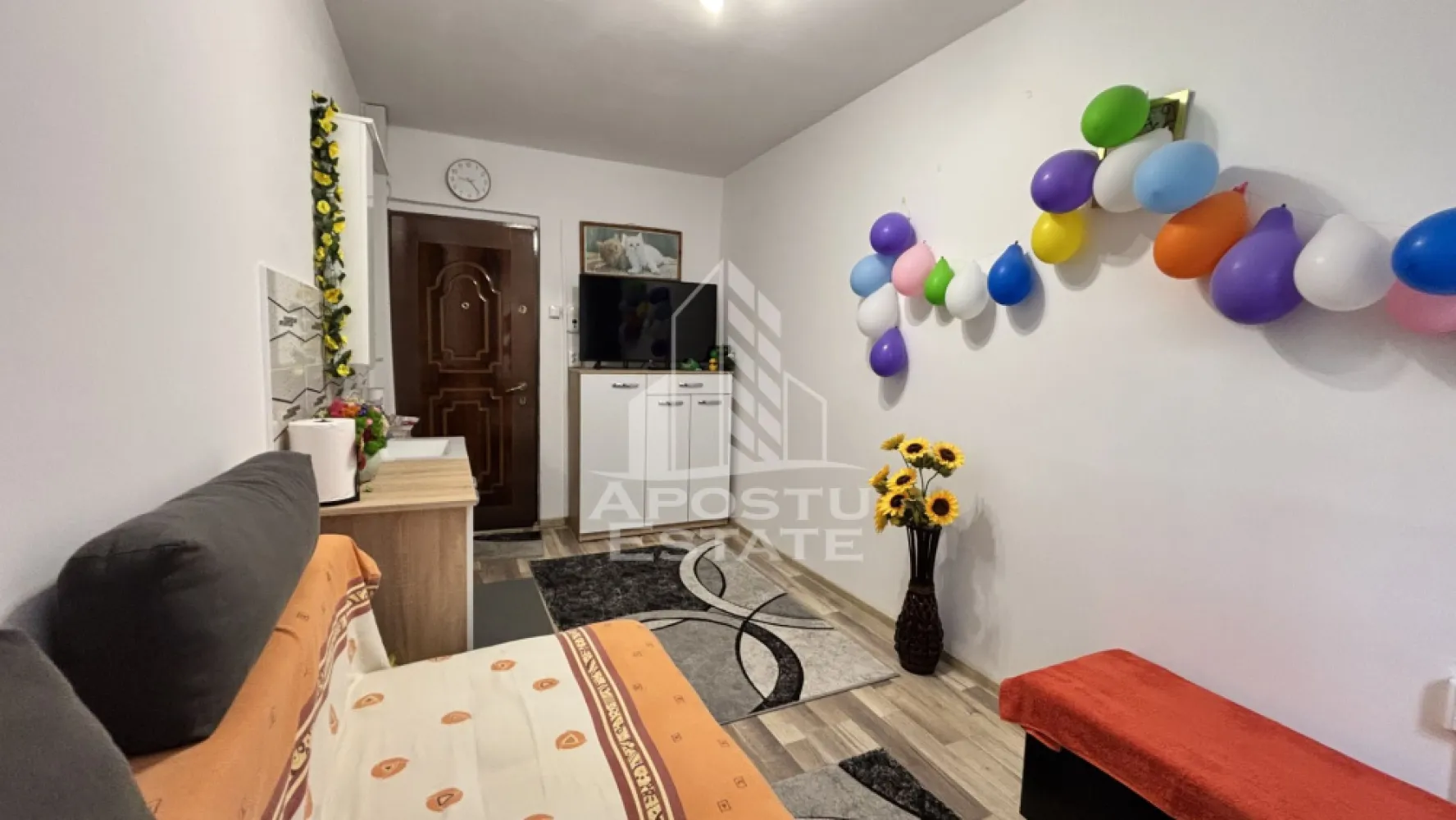 3 camere de camin renovate, mobilate si utilate, zona Dambovita - Apostu Estate va propune spre vanzare 3 camere de camin, situate la capatul unui hol securizat cu usa, oferind intimitate si siguranta, exact ca intr-un apartament.

Proprietatea reprezinta o solutie excelenta pentru o familie, oferind compartimentarea si functionalitatea unui apartament cu 3 camere, 12 mp/camera, dar la un buget semnificativ mai accesibil.

Detalii importante:
• Camerele sunt renovate complet, in stare foarte buna
• Fiecare camera dispune de chicineta proprie
• Se vand mobilate si utilate, conform fotografiilor
• Baia se afla pe holul comun, insa acesta este inchis si foarte bine intretinut, fiind folosit doar de locatarii acelui segment

Zona:
• Situata in Dambovita, una dintre cele mai accesibile si cautate zone din oras
• Mijloace de transport in comun la doar 3 minute, cu legaturi catre majoritatea punctelor din oras
• Shopping City Timisoara – la 15 minute de mers pe jos
• Scoala si gradinite la doar 3 minute de mers

Avantaje:
• Intimitate si organizare similara unui apartament
• Investitie ideala pentru locuire sau inchiriere
• Zona bine conectata si prietenoasa cu familiile

Disponibilitate imediata!
Programeaza o vizionare si descopera potentialul acestei oferte unice!