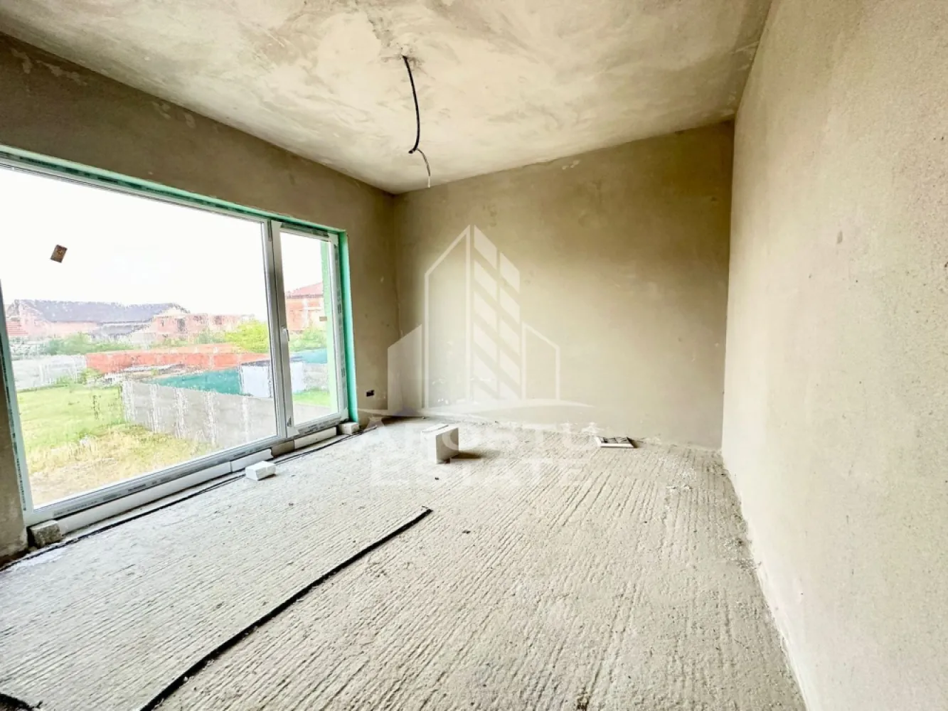 Casa de vanzare cu 3 camere in Mosnita Noua, canalizare, Timisoara - Agentia imobiliara Apostu Estate va propune spre vanzare o casa individuala, situata in Timis, Mosnita Noua, aproape de asfalt.

Imobilul are o suprafata utila de 96 mp si este amplasat pe un teren generos de 400 mp, oferind confort si intimitate.

Constructia este realizata din BCA de 30 cm, izolata cu polistiren de 15 cm, fiind dotata cu geamuri tripan. Acoperisul este pregatit pentru montarea panourilor fotovoltaice, avand infrastructura deja realizata.

Utilitati:
 • Apa
 • Gaz
 • Curent
 • Canalizare

Confortul termic este asigurat de centrala proprie pe gaz cu incalzire in pardoseala.

Compartimentare:

Parter:
 • Hol acces
 • Camera tehnica
 • Baie cu dus
 • Bucatarie open space cu living

Etaj:
 • 2 dormitoare
 • Baie
 • Dressing

Imobilul este situat in vecinatatea mai multor puncte de interes:
 • Magazine si supermarketuri
 • Mijloace de transport in comun
 • Acces facil catre Timisoara

Agentia imobiliara Apostu Estate va ofera consultanta bancara gratuita prin intermediul colaboratorilor nostri pentru alegerea celui mai potrivit tip de credit, astfel incat tu sa devi noul proprietar al acestui apartament.
 CP2041706