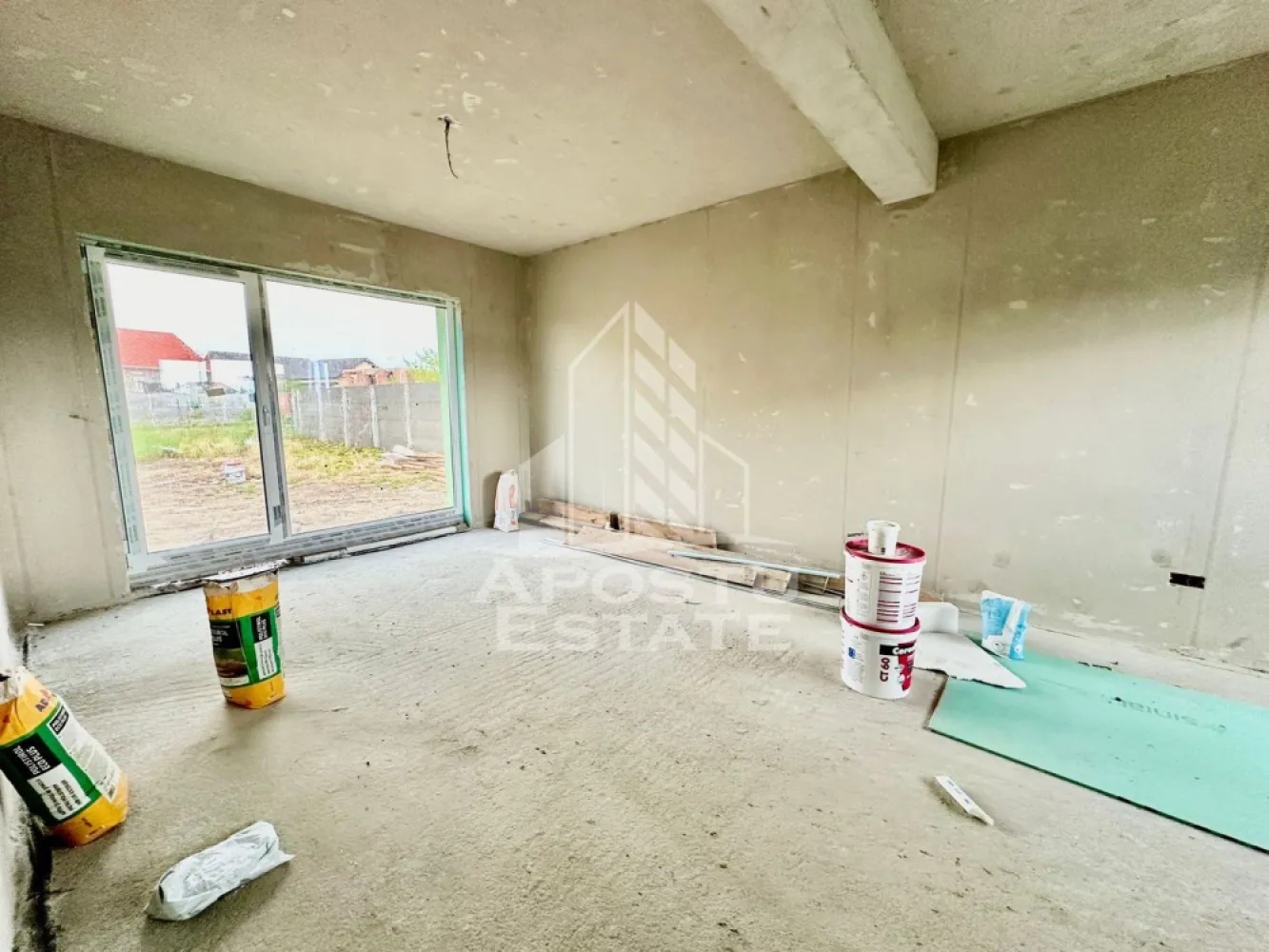 Casa de vanzare cu 3 camere in Mosnita Noua, canalizare, Timisoara - Agentia imobiliara Apostu Estate va propune spre vanzare o casa individuala, situata in Timis, Mosnita Noua, aproape de asfalt.

Imobilul are o suprafata utila de 96 mp si este amplasat pe un teren generos de 400 mp, oferind confort si intimitate.

Constructia este realizata din BCA de 30 cm, izolata cu polistiren de 15 cm, fiind dotata cu geamuri tripan. Acoperisul este pregatit pentru montarea panourilor fotovoltaice, avand infrastructura deja realizata.

Utilitati:
 • Apa
 • Gaz
 • Curent
 • Canalizare

Confortul termic este asigurat de centrala proprie pe gaz cu incalzire in pardoseala.

Compartimentare:

Parter:
 • Hol acces
 • Camera tehnica
 • Baie cu dus
 • Bucatarie open space cu living

Etaj:
 • 2 dormitoare
 • Baie
 • Dressing

Imobilul este situat in vecinatatea mai multor puncte de interes:
 • Magazine si supermarketuri
 • Mijloace de transport in comun
 • Acces facil catre Timisoara

Agentia imobiliara Apostu Estate va ofera consultanta bancara gratuita prin intermediul colaboratorilor nostri pentru alegerea celui mai potrivit tip de credit, astfel incat tu sa devi noul proprietar al acestui apartament.
 CP2041706
