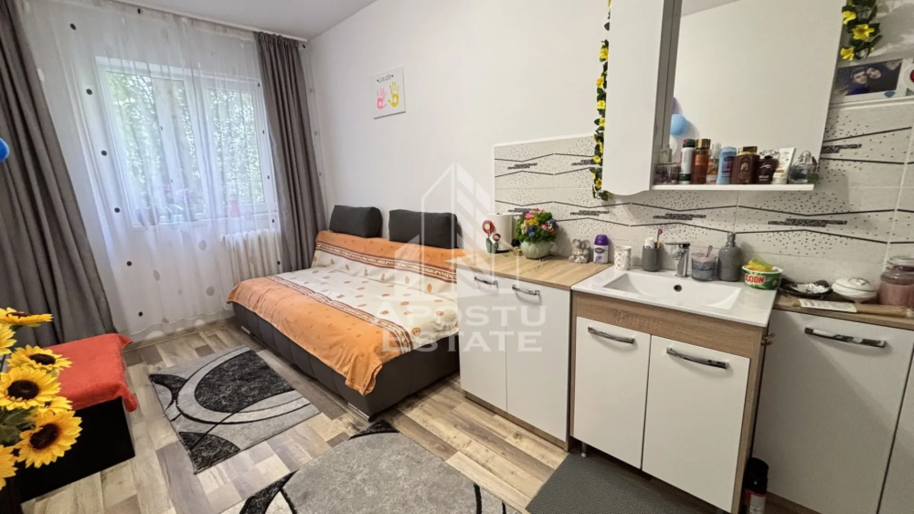 3 camere de camin renovate, mobilate si utilate, zona Dambovita - Apostu Estate va propune spre vanzare 3 camere de camin, situate la capatul unui hol securizat cu usa, oferind intimitate si siguranta, exact ca intr-un apartament.

Proprietatea reprezinta o solutie excelenta pentru o familie, oferind compartimentarea si functionalitatea unui apartament cu 3 camere, 12 mp/camera, dar la un buget semnificativ mai accesibil.

Detalii importante:
• Camerele sunt renovate complet, in stare foarte buna
• Fiecare camera dispune de chicineta proprie
• Se vand mobilate si utilate, conform fotografiilor
• Baia se afla pe holul comun, insa acesta este inchis si foarte bine intretinut, fiind folosit doar de locatarii acelui segment

Zona:
• Situata in Dambovita, una dintre cele mai accesibile si cautate zone din oras
• Mijloace de transport in comun la doar 3 minute, cu legaturi catre majoritatea punctelor din oras
• Shopping City Timisoara – la 15 minute de mers pe jos
• Scoala si gradinite la doar 3 minute de mers

Avantaje:
• Intimitate si organizare similara unui apartament
• Investitie ideala pentru locuire sau inchiriere
• Zona bine conectata si prietenoasa cu familiile

Disponibilitate imediata!
Programeaza o vizionare si descopera potentialul acestei oferte unice!