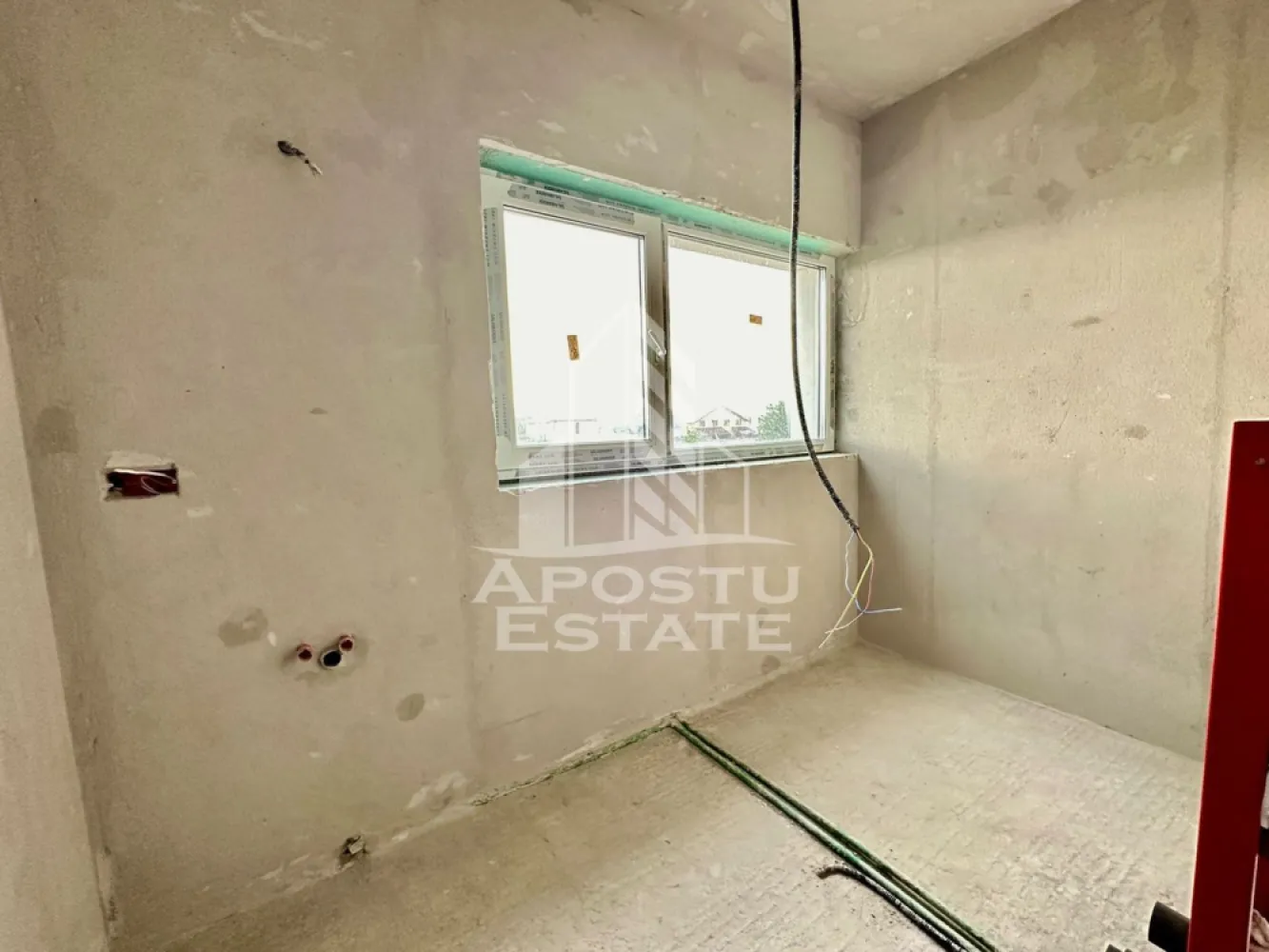 Casa de vanzare cu 3 camere in Mosnita Noua, canalizare, Timisoara - Agentia imobiliara Apostu Estate va propune spre vanzare o casa individuala, situata in Timis, Mosnita Noua, aproape de asfalt.

Imobilul are o suprafata utila de 96 mp si este amplasat pe un teren generos de 400 mp, oferind confort si intimitate.

Constructia este realizata din BCA de 30 cm, izolata cu polistiren de 15 cm, fiind dotata cu geamuri tripan. Acoperisul este pregatit pentru montarea panourilor fotovoltaice, avand infrastructura deja realizata.

Utilitati:
 • Apa
 • Gaz
 • Curent
 • Canalizare

Confortul termic este asigurat de centrala proprie pe gaz cu incalzire in pardoseala.

Compartimentare:

Parter:
 • Hol acces
 • Camera tehnica
 • Baie cu dus
 • Bucatarie open space cu living

Etaj:
 • 2 dormitoare
 • Baie
 • Dressing

Imobilul este situat in vecinatatea mai multor puncte de interes:
 • Magazine si supermarketuri
 • Mijloace de transport in comun
 • Acces facil catre Timisoara

Agentia imobiliara Apostu Estate va ofera consultanta bancara gratuita prin intermediul colaboratorilor nostri pentru alegerea celui mai potrivit tip de credit, astfel incat tu sa devi noul proprietar al acestui apartament.
 CP2041706
