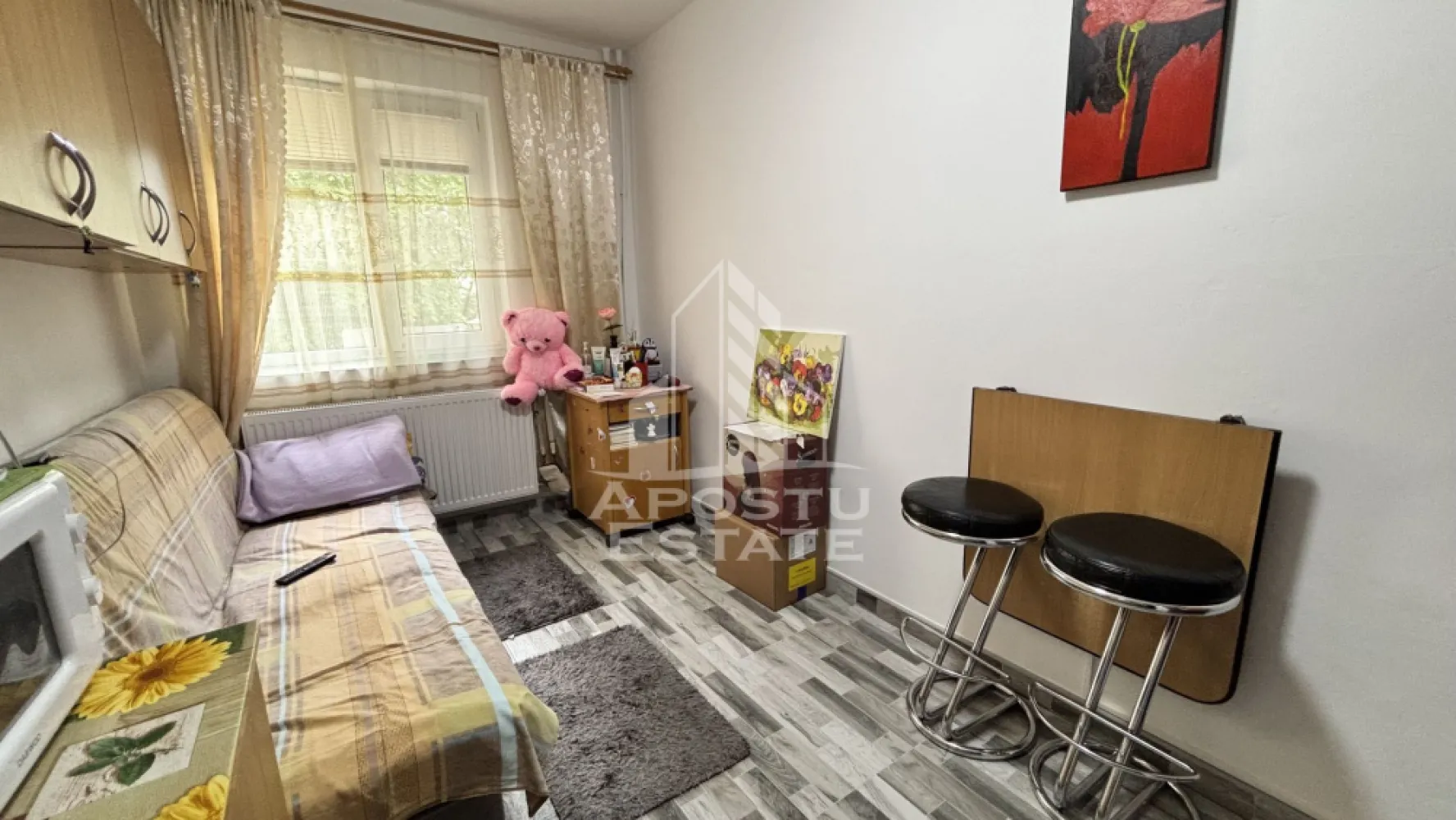 3 camere de camin renovate, mobilate si utilate, zona Dambovita - Apostu Estate va propune spre vanzare 3 camere de camin, situate la capatul unui hol securizat cu usa, oferind intimitate si siguranta, exact ca intr-un apartament.

Proprietatea reprezinta o solutie excelenta pentru o familie, oferind compartimentarea si functionalitatea unui apartament cu 3 camere, 12 mp/camera, dar la un buget semnificativ mai accesibil.

Detalii importante:
• Camerele sunt renovate complet, in stare foarte buna
• Fiecare camera dispune de chicineta proprie
• Se vand mobilate si utilate, conform fotografiilor
• Baia se afla pe holul comun, insa acesta este inchis si foarte bine intretinut, fiind folosit doar de locatarii acelui segment

Zona:
• Situata in Dambovita, una dintre cele mai accesibile si cautate zone din oras
• Mijloace de transport in comun la doar 3 minute, cu legaturi catre majoritatea punctelor din oras
• Shopping City Timisoara – la 15 minute de mers pe jos
• Scoala si gradinite la doar 3 minute de mers

Avantaje:
• Intimitate si organizare similara unui apartament
• Investitie ideala pentru locuire sau inchiriere
• Zona bine conectata si prietenoasa cu familiile

Disponibilitate imediata!
Programeaza o vizionare si descopera potentialul acestei oferte unice!