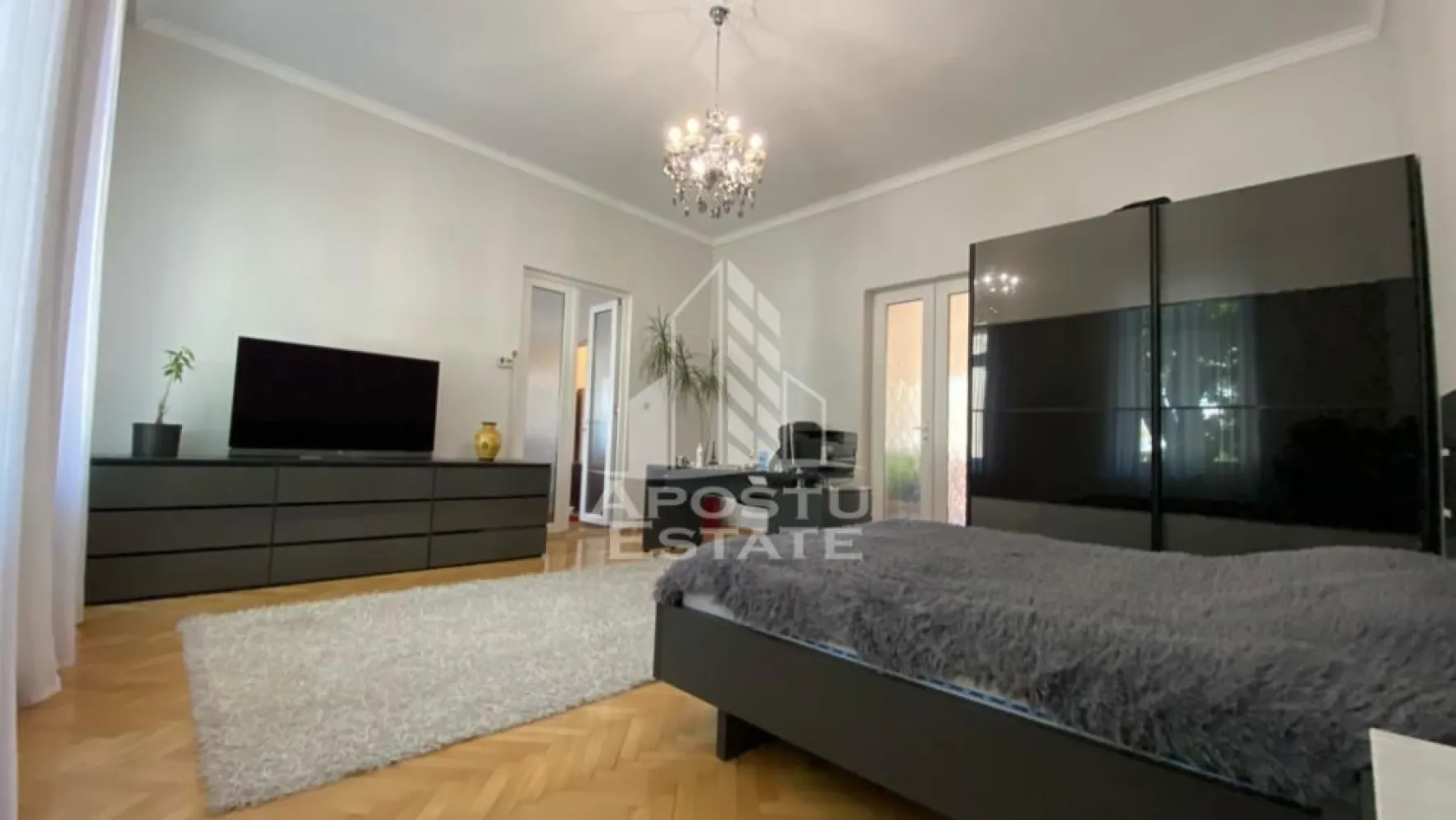 SAD cu 3 camere + spatiu comercial la demisol, - APOSTU ESTATE va propune spre inchiriere o casa cu 3 camere in zona Semicentrala - Sinaia pretabila atat pentru locuit dar si pentru o afacere. Intreg imobilul este SAD. 

Suprafata utila este de 215 mp. + 200 mp curte.

Camerele sunt foarte spatioase si inalte iar compartimentarea se face astfel:

- 2 Dormitoare 

- Living

- 2 bai(una de serviciu)

- Bucatarie

Spatiu comercial la demisol cu intrare din strada are 2 incaperi + grup sanitar. 

Excelenta pentru afterschool, gradinita, salon etc. datorita pozitionarii la strada principala si spatiului generos. 

Confortul termic se realizeaza cu ajutorul centralei pe gaz. 

ID intern: 17017.