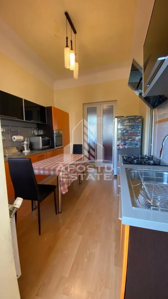 SAD cu 3 camere + spatiu comercial la demisol, - APOSTU ESTATE va propune spre inchiriere o casa cu 3 camere in zona Semicentrala - Sinaia pretabila atat pentru locuit dar si pentru o afacere. Intreg imobilul este SAD. 

Suprafata utila este de 215 mp. + 200 mp curte.

Camerele sunt foarte spatioase si inalte iar compartimentarea se face astfel:

- 2 Dormitoare 

- Living

- 2 bai(una de serviciu)

- Bucatarie

Spatiu comercial la demisol cu intrare din strada are 2 incaperi + grup sanitar. 

Excelenta pentru afterschool, gradinita, salon etc. datorita pozitionarii la strada principala si spatiului generos. 

Confortul termic se realizeaza cu ajutorul centralei pe gaz. 

ID intern: 17017.