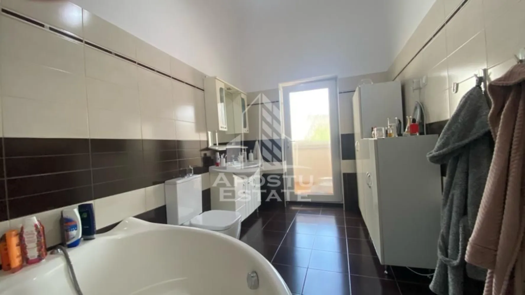 SAD cu 3 camere + spatiu comercial la demisol, - APOSTU ESTATE va propune spre inchiriere o casa cu 3 camere in zona Semicentrala - Sinaia pretabila atat pentru locuit dar si pentru o afacere. Intreg imobilul este SAD. 

Suprafata utila este de 215 mp. + 200 mp curte.

Camerele sunt foarte spatioase si inalte iar compartimentarea se face astfel:

- 2 Dormitoare 

- Living

- 2 bai(una de serviciu)

- Bucatarie

Spatiu comercial la demisol cu intrare din strada are 2 incaperi + grup sanitar. 

Excelenta pentru afterschool, gradinita, salon etc. datorita pozitionarii la strada principala si spatiului generos. 

Confortul termic se realizeaza cu ajutorul centralei pe gaz. 

ID intern: 17017.