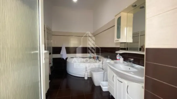 SAD cu 3 camere + spatiu comercial la demisol,