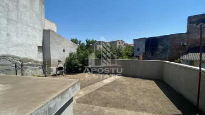 SAD cu 3 camere + spatiu comercial la demisol,