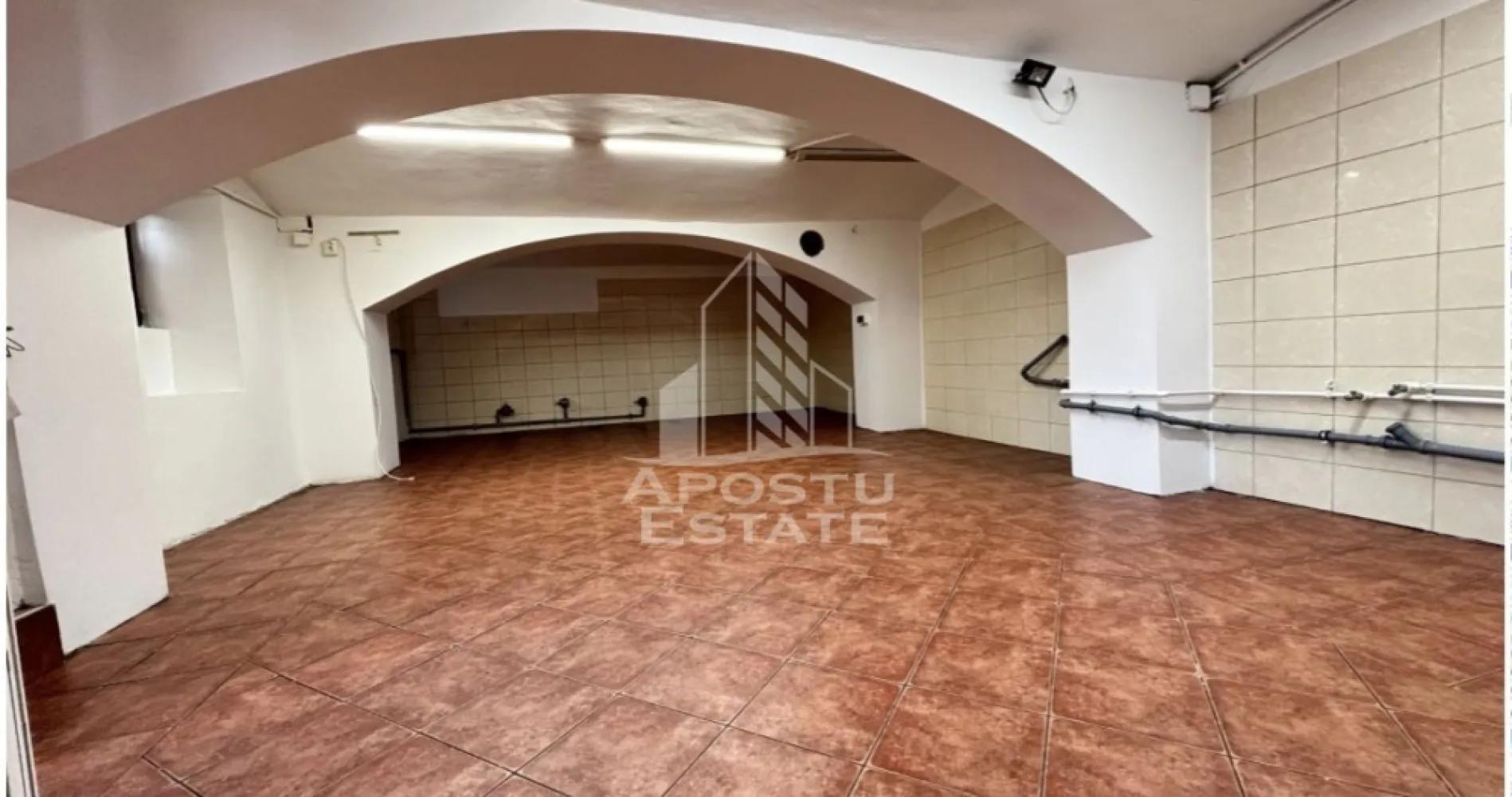 SAD cu 3 camere + spatiu comercial la demisol,