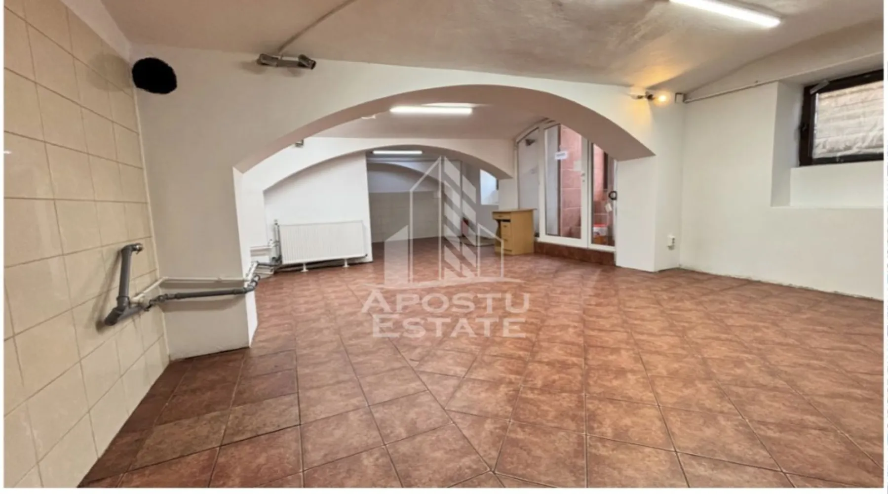 SAD cu 3 camere + spatiu comercial la demisol,