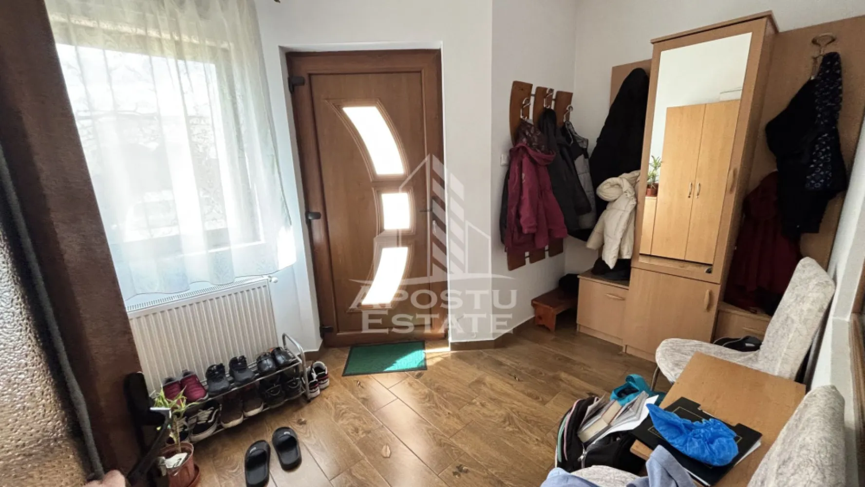 Casa individuala cu 4 camere de vanzare cu teren generos in Chisoda - Agentia imobiliara Apostu Estate va propune spre vanzare casa individuala spatioasa in Timis, localitatea Chișoda, ideala pentru familie, situata intr-o zona linistita, cu acces rapid catre Timișoara.

Aceasta proprietate reprezinta alegerea perfecta pentru cei care isi doresc o casa de vanzare in Chisoda, cu teren generos, compartimentare eficienta si toate utilitatile necesare pentru un stil de viata confortabil.

Suprafata utila: 156 mp
Suprafata teren: aproximativ 1000 mp
An constructie: 2005

Compartimentare practica

Parter:
 • Hol de acces
 • Living generos, ideal pentru petrecerea timpului in familie
 • Bucatarie spatioasa cu acces direct pe terasa
 • Hol mare cu dressing
 • Baie
 • Camera de depozitare amenajata sub scara

Etaj:
 • 3 dormitoare mari si luminoase
 • Baie

Detalii constructive
 • Zidarie din caramida Porotherm de 30 cm
 • Izolatie exterioara de 5 cm
 • Scara interioara zidita, placata cu lemn masiv

Dotari si facilitati
 • Incalzire prin centrala proprie pe gaz si calorifere
 • Beci
 • Terasa generoasa de aproximativ 20 mp
 • 2 locuri de parcare in fata casei si 2 locuri in curte
 • Toate utilitatile: apa, gaz, curent, canalizare, internet si TV

Proprietatea beneficiaza de teren mare, ideal pentru amenajarea unei gradini, piscine sau zone de relaxare. In curte regasim si anexe gospodaresti si solar, oferind multiple posibilitati de utilizare.

Aceasta casa de vanzare in Chisoda, judetul Timis, este ideala pentru cei care cauta spatiu, intimitate si confort, aproape de Timisoara, dar departe de agitatia orasului.

Agentia imobiliara Apostu Estate va ofera consultanta bancara gratuita prin intermediul colaboratorilor nostri, pentru alegerea celui mai potrivit tip de credit, astfel incat tu sa devii noul proprietar al acestei case.

Va asteptam cu drag la vizionare!