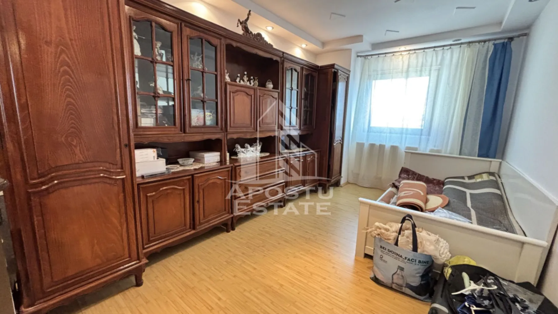 Casa individuala cu 4 camere de vanzare cu teren generos in Chisoda - Agentia imobiliara Apostu Estate va propune spre vanzare casa individuala spatioasa in Timis, localitatea Chișoda, ideala pentru familie, situata intr-o zona linistita, cu acces rapid catre Timișoara.

Aceasta proprietate reprezinta alegerea perfecta pentru cei care isi doresc o casa de vanzare in Chisoda, cu teren generos, compartimentare eficienta si toate utilitatile necesare pentru un stil de viata confortabil.

Suprafata utila: 156 mp
Suprafata teren: aproximativ 1000 mp
An constructie: 2005

Compartimentare practica

Parter:
 • Hol de acces
 • Living generos, ideal pentru petrecerea timpului in familie
 • Bucatarie spatioasa cu acces direct pe terasa
 • Hol mare cu dressing
 • Baie
 • Camera de depozitare amenajata sub scara

Etaj:
 • 3 dormitoare mari si luminoase
 • Baie

Detalii constructive
 • Zidarie din caramida Porotherm de 30 cm
 • Izolatie exterioara de 5 cm
 • Scara interioara zidita, placata cu lemn masiv

Dotari si facilitati
 • Incalzire prin centrala proprie pe gaz si calorifere
 • Beci
 • Terasa generoasa de aproximativ 20 mp
 • 2 locuri de parcare in fata casei si 2 locuri in curte
 • Toate utilitatile: apa, gaz, curent, canalizare, internet si TV

Proprietatea beneficiaza de teren mare, ideal pentru amenajarea unei gradini, piscine sau zone de relaxare. In curte regasim si anexe gospodaresti si solar, oferind multiple posibilitati de utilizare.

Aceasta casa de vanzare in Chisoda, judetul Timis, este ideala pentru cei care cauta spatiu, intimitate si confort, aproape de Timisoara, dar departe de agitatia orasului.

Agentia imobiliara Apostu Estate va ofera consultanta bancara gratuita prin intermediul colaboratorilor nostri, pentru alegerea celui mai potrivit tip de credit, astfel incat tu sa devii noul proprietar al acestei case.

Va asteptam cu drag la vizionare!