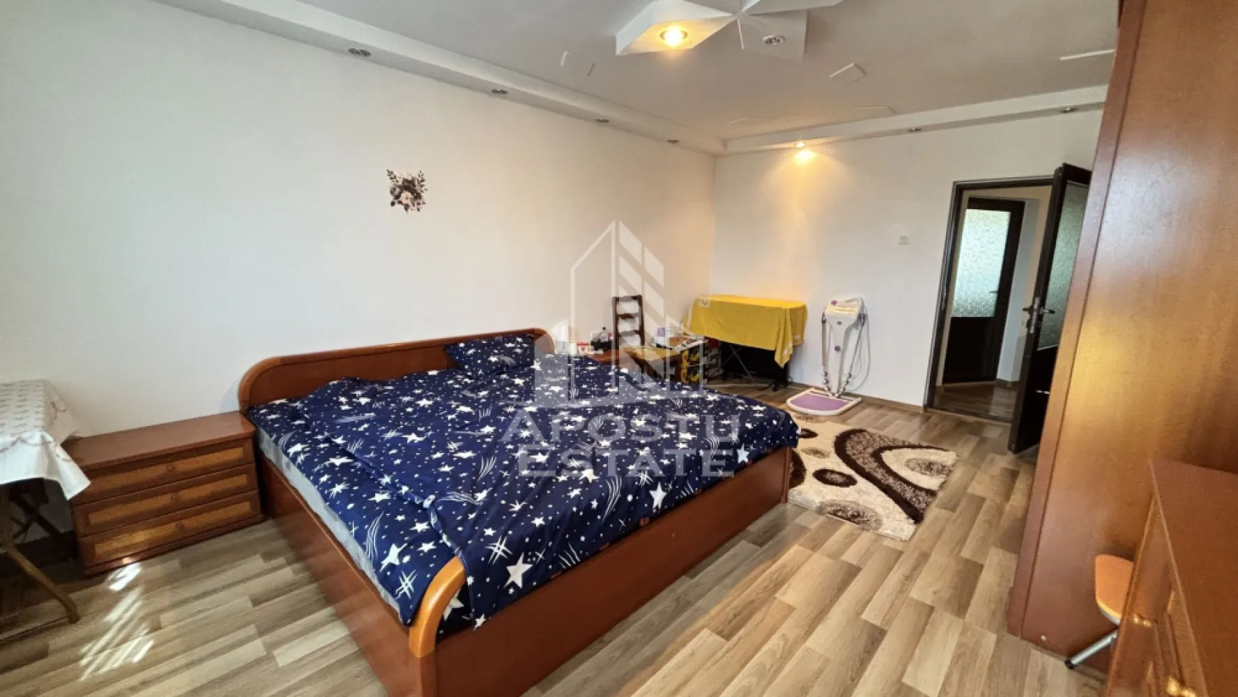 Casa individuala cu 4 camere de vanzare cu teren generos in Chisoda - Agentia imobiliara Apostu Estate va propune spre vanzare casa individuala spatioasa in Timis, localitatea Chișoda, ideala pentru familie, situata intr-o zona linistita, cu acces rapid catre Timișoara.

Aceasta proprietate reprezinta alegerea perfecta pentru cei care isi doresc o casa de vanzare in Chisoda, cu teren generos, compartimentare eficienta si toate utilitatile necesare pentru un stil de viata confortabil.

Suprafata utila: 156 mp
Suprafata teren: aproximativ 1000 mp
An constructie: 2005

Compartimentare practica

Parter:
 • Hol de acces
 • Living generos, ideal pentru petrecerea timpului in familie
 • Bucatarie spatioasa cu acces direct pe terasa
 • Hol mare cu dressing
 • Baie
 • Camera de depozitare amenajata sub scara

Etaj:
 • 3 dormitoare mari si luminoase
 • Baie

Detalii constructive
 • Zidarie din caramida Porotherm de 30 cm
 • Izolatie exterioara de 5 cm
 • Scara interioara zidita, placata cu lemn masiv

Dotari si facilitati
 • Incalzire prin centrala proprie pe gaz si calorifere
 • Beci
 • Terasa generoasa de aproximativ 20 mp
 • 2 locuri de parcare in fata casei si 2 locuri in curte
 • Toate utilitatile: apa, gaz, curent, canalizare, internet si TV

Proprietatea beneficiaza de teren mare, ideal pentru amenajarea unei gradini, piscine sau zone de relaxare. In curte regasim si anexe gospodaresti si solar, oferind multiple posibilitati de utilizare.

Aceasta casa de vanzare in Chisoda, judetul Timis, este ideala pentru cei care cauta spatiu, intimitate si confort, aproape de Timisoara, dar departe de agitatia orasului.

Agentia imobiliara Apostu Estate va ofera consultanta bancara gratuita prin intermediul colaboratorilor nostri, pentru alegerea celui mai potrivit tip de credit, astfel incat tu sa devii noul proprietar al acestei case.

Va asteptam cu drag la vizionare!