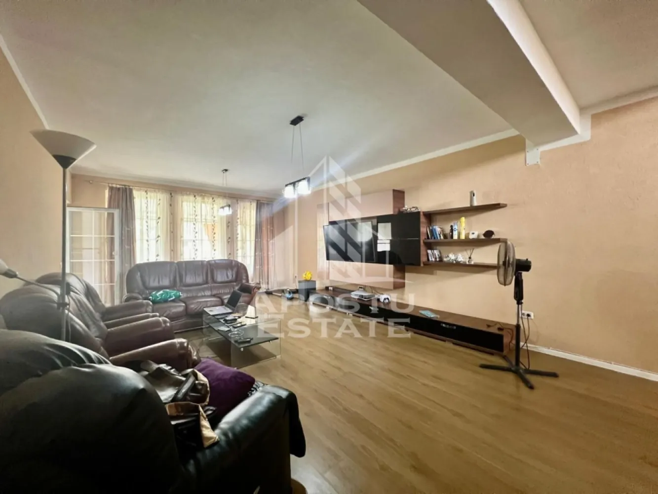 Jumatate de duplex de vanzare cu 6 camere in Mosnita Noua, Timisoara - Agentia imobiliara Apostu Estate va propune spre vanzare o jumatate de duplex cu 6 camere, situata in Timis, Mosnita Noua.

Imobilul este construit din caramida, avand un regim de inaltime S+P+1E+M+Pod si o suprafata utila de 173,5 mp. Proprietatea beneficiaza de front stradal de 17 ml, acces auto si garaj cu intrare in pivnita.

Confortul termic este asigurat de centrala proprie pe gaz cu incalzire in pardoseala. Imobilul este racordat la toate utilitatile: curent (inclusiv trifazic), gaz, apa, canalizare si fosa septica.

Compartimentare:

Parter:
 • Hol acces cu spatiu de depozitare sub scari
 • Living generos cu iesire pe terasa
 • Bucatarie inchisa cu iesire pe terasa
 • Baie de serviciu

Etaj:
 • Dormitor matrimonial cu baie proprie si balcon
 • Dormitor cu baie proprie
 • Zona secundara de zi
 • Dressing

Mansarda:
 • 2 dormitoare
 • Baie

Proprietatea se poate vinde mobilata si utilata sau nemobilata, in functie de preferinte.

Imobilul este situat in vecinatatea mai multor puncte de interes:
 • Magazine si supermarketuri
 • Mijloace de transport in comun
 • Acces facil catre Timisoara

Agentia imobiliara Apostu Estate va ofera consultanta bancara gratuita prin intermediul colaboratorilor nostri pentru alegerea celui mai potrivit tip de credit, astfel incat tu sa devi noul proprietar al acestui apartament.
CP2064212