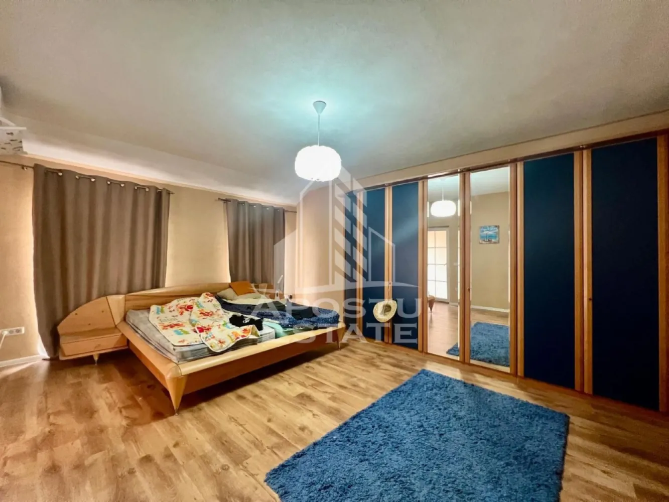 Jumatate de duplex de vanzare cu 6 camere in Mosnita Noua, Timisoara - Agentia imobiliara Apostu Estate va propune spre vanzare o jumatate de duplex cu 6 camere, situata in Timis, Mosnita Noua.

Imobilul este construit din caramida, avand un regim de inaltime S+P+1E+M+Pod si o suprafata utila de 173,5 mp. Proprietatea beneficiaza de front stradal de 17 ml, acces auto si garaj cu intrare in pivnita.

Confortul termic este asigurat de centrala proprie pe gaz cu incalzire in pardoseala. Imobilul este racordat la toate utilitatile: curent (inclusiv trifazic), gaz, apa, canalizare si fosa septica.

Compartimentare:

Parter:
 • Hol acces cu spatiu de depozitare sub scari
 • Living generos cu iesire pe terasa
 • Bucatarie inchisa cu iesire pe terasa
 • Baie de serviciu

Etaj:
 • Dormitor matrimonial cu baie proprie si balcon
 • Dormitor cu baie proprie
 • Zona secundara de zi
 • Dressing

Mansarda:
 • 2 dormitoare
 • Baie

Proprietatea se poate vinde mobilata si utilata sau nemobilata, in functie de preferinte.

Imobilul este situat in vecinatatea mai multor puncte de interes:
 • Magazine si supermarketuri
 • Mijloace de transport in comun
 • Acces facil catre Timisoara

Agentia imobiliara Apostu Estate va ofera consultanta bancara gratuita prin intermediul colaboratorilor nostri pentru alegerea celui mai potrivit tip de credit, astfel incat tu sa devi noul proprietar al acestui apartament.
CP2064212