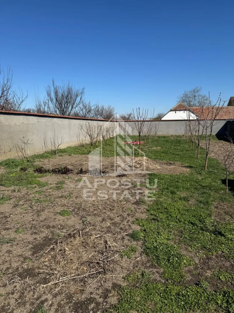 Teren intravilan in Dinias, 996mp, gard de beton si poarta noua - Apostu Estate va propune spre vanzare un teren in localitatea Dinias, la aproximativ 20 km de Timisoara.
Frontul stradal 13m
Terenul este imprejumuit cu gard de beton pe 3 laturi. 
Beneficiaza totodata de fantana in curte, poarta noua, utilitati la poarta: apa, curent, canalizare, internet+tv.

Va invitam cu drag la o vizionare sa descoperiti avantajele acestui teren

Id intern: 2437681