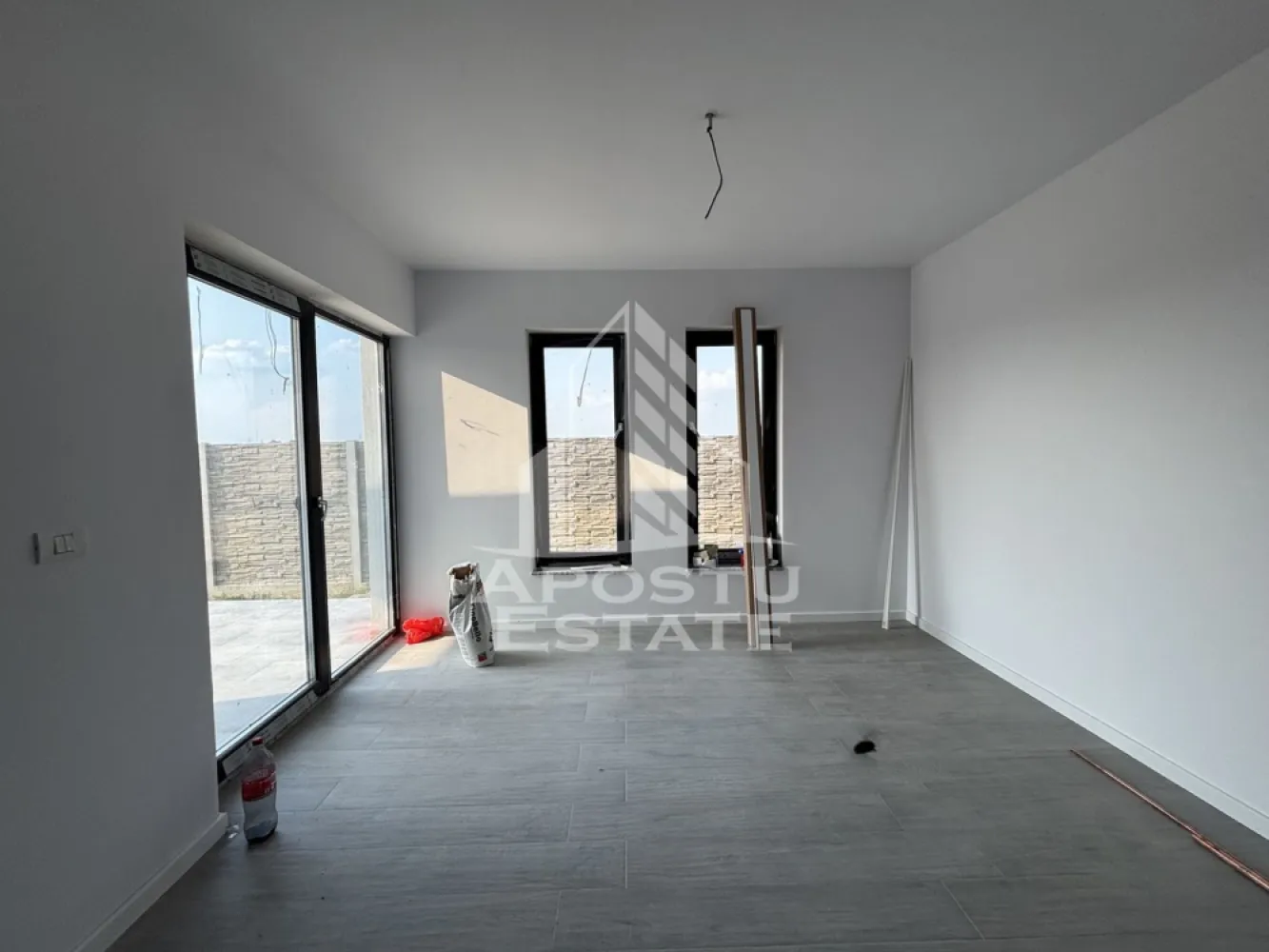 Duplex de vanzare despartit cu zid dublu,in Urseni - Agentia imobiliara Apostu Estate va ofera spre vanzare un duplex, situat in Timis, Urseni.

Imobilul are o suprafata utila de 73 mp si este amplasat pe un teren de 297 mp. Constructia este realizata din caramida, fiind finalizata in anul 2024.

Confortul termic este asigurat prin centrala proprie pe gaz cu incalzire in pardoseala.

Compartimentare:
 • Hol acces
 • Bucatarie open space cu livingul
 • 2 dormitoare
 • Camera tehnica
 • Baie

Imobilul este situat in vecinatatea mai multor puncte de interes:
 • Magazine si supermarketuri
 • Mijloace de transport in comun
 • Acces facil catre Timisoara

Agentia imobiliara Apostu Estate va ofera consultanta bancara gratuita prin intermediul colaboratorilor nostri pentru alegerea celui mai potrivit tip de credit, astfel incat tu sa devi noul proprietar al acestui apartament.
CP2064974