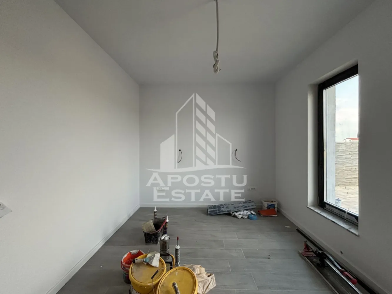 Duplex de vanzare despartit cu zid dublu,in Urseni - Agentia imobiliara Apostu Estate va ofera spre vanzare un duplex, situat in Timis, Urseni.

Imobilul are o suprafata utila de 73 mp si este amplasat pe un teren de 297 mp. Constructia este realizata din caramida, fiind finalizata in anul 2024.

Confortul termic este asigurat prin centrala proprie pe gaz cu incalzire in pardoseala.

Compartimentare:
 • Hol acces
 • Bucatarie open space cu livingul
 • 2 dormitoare
 • Camera tehnica
 • Baie

Imobilul este situat in vecinatatea mai multor puncte de interes:
 • Magazine si supermarketuri
 • Mijloace de transport in comun
 • Acces facil catre Timisoara

Agentia imobiliara Apostu Estate va ofera consultanta bancara gratuita prin intermediul colaboratorilor nostri pentru alegerea celui mai potrivit tip de credit, astfel incat tu sa devi noul proprietar al acestui apartament.
CP2064974