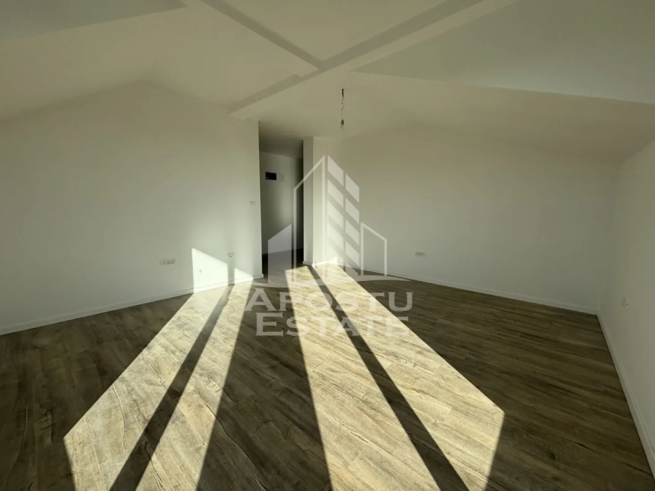 Apartament de vanzare cu 2 camere, decomandat, Ciarda Rosie, Timisoara - Agentia imobiliara Apostu Estate va ofera spre vanzare un apartament nou cu 2 camere, decomandat, situat in Timis, Timisoara, zona Ciarda Rosie.

Imobilul dispune de o suprafata utila de 56,2 mp si face parte dintr-un bloc cu regim de inaltime P+2E+M, izolat exterior.

Apartamentul se preda la stadiul de finisaje, oferind posibilitatea de personalizare dupa propriul gust.

Confortul termic este asigurat prin centrala proprie pe gaz cu incalzire in pardoseala.

Avantaje:
 • Compartimentare decomandata
 • Bloc nou, izolat exterior
 • Loc de parcare inscris in CF inclus

Imobilul este situat in vecinatatea mai multor puncte de interes:
 • Magazine si supermarketuri
 • Mijloace de transport in comun
 • Acces facil catre oras

Agentia imobiliara Apostu Estate va ofera consultanta bancara gratuita prin intermediul colaboratorilor nostri pentru alegerea celui mai potrivit tip de credit, astfel incat tu sa devi noul proprietar al acestui apartament.
CP2190676