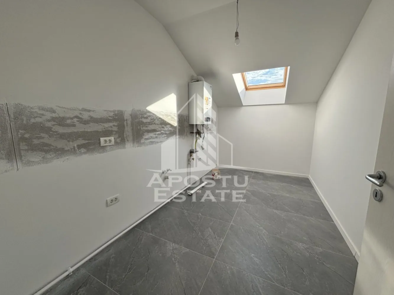Apartament de vanzare cu 2 camere, decomandat, Ciarda Rosie, Timisoara - Agentia imobiliara Apostu Estate va ofera spre vanzare un apartament nou cu 2 camere, decomandat, situat in Timis, Timisoara, zona Ciarda Rosie.

Imobilul dispune de o suprafata utila de 56,2 mp si face parte dintr-un bloc cu regim de inaltime P+2E+M, izolat exterior.

Apartamentul se preda la stadiul de finisaje, oferind posibilitatea de personalizare dupa propriul gust.

Confortul termic este asigurat prin centrala proprie pe gaz cu incalzire in pardoseala.

Avantaje:
 • Compartimentare decomandata
 • Bloc nou, izolat exterior
 • Loc de parcare inscris in CF inclus

Imobilul este situat in vecinatatea mai multor puncte de interes:
 • Magazine si supermarketuri
 • Mijloace de transport in comun
 • Acces facil catre oras

Agentia imobiliara Apostu Estate va ofera consultanta bancara gratuita prin intermediul colaboratorilor nostri pentru alegerea celui mai potrivit tip de credit, astfel incat tu sa devi noul proprietar al acestui apartament.
CP2190676