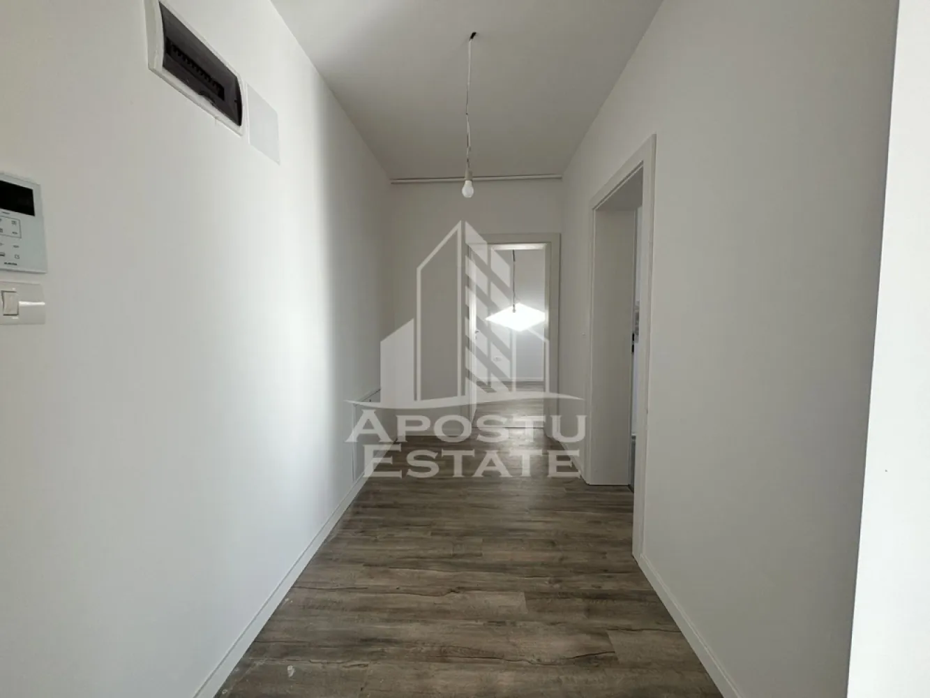 Apartament de vanzare cu 2 camere, decomandat, Ciarda Rosie, Timisoara - Agentia imobiliara Apostu Estate va ofera spre vanzare un apartament nou cu 2 camere, decomandat, situat in Timis, Timisoara, zona Ciarda Rosie.

Imobilul dispune de o suprafata utila de 56,2 mp si face parte dintr-un bloc cu regim de inaltime P+2E+M, izolat exterior.

Apartamentul se preda la stadiul de finisaje, oferind posibilitatea de personalizare dupa propriul gust.

Confortul termic este asigurat prin centrala proprie pe gaz cu incalzire in pardoseala.

Avantaje:
 • Compartimentare decomandata
 • Bloc nou, izolat exterior
 • Loc de parcare inscris in CF inclus

Imobilul este situat in vecinatatea mai multor puncte de interes:
 • Magazine si supermarketuri
 • Mijloace de transport in comun
 • Acces facil catre oras

Agentia imobiliara Apostu Estate va ofera consultanta bancara gratuita prin intermediul colaboratorilor nostri pentru alegerea celui mai potrivit tip de credit, astfel incat tu sa devi noul proprietar al acestui apartament.
CP2190676