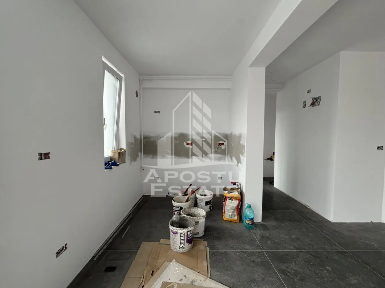 Apartament cu 2 camere de vanzare, in Ciarda Rosie, Timisoara - Agentia imobiliara Apostu Estate va ofera spre vanzare apartamente tip penthouse cu 2 camere, open space, situate in Timis, Timisoara, zona Ciarda Rosie, disponibile la etajul 3.

Imobilele dispun de o suprafata utila de 52 mp, la care se adauga o terasa generoasa de 50 mp.

Blocul are regim de inaltime P+3E si este izolat exterior.

Apartamentele se predau la stadiul de finisaje, oferind posibilitatea de amenajare dupa propriile preferinte.

Confortul termic este asigurat prin incalzire in pardoseala cu centrala pe imobil.

Avantaje:
 • Terasa spatioasa, ideala pentru relaxare
 • Compartimentare open space
 • Constructie noua, eficienta energetic
 • Posibilitate de personalizare interioara

Imobilul este situat in vecinatatea mai multor puncte de interes:
 • Magazine si supermarketuri
 • Mijloace de transport in comun
 • Acces facil catre oras

Agentia imobiliara Apostu Estate va ofera consultanta bancara gratuita prin intermediul colaboratorilor nostri pentru alegerea celui mai potrivit tip de credit, astfel incat tu sa devi noul proprietar al acestui apartament.
CP 2190823