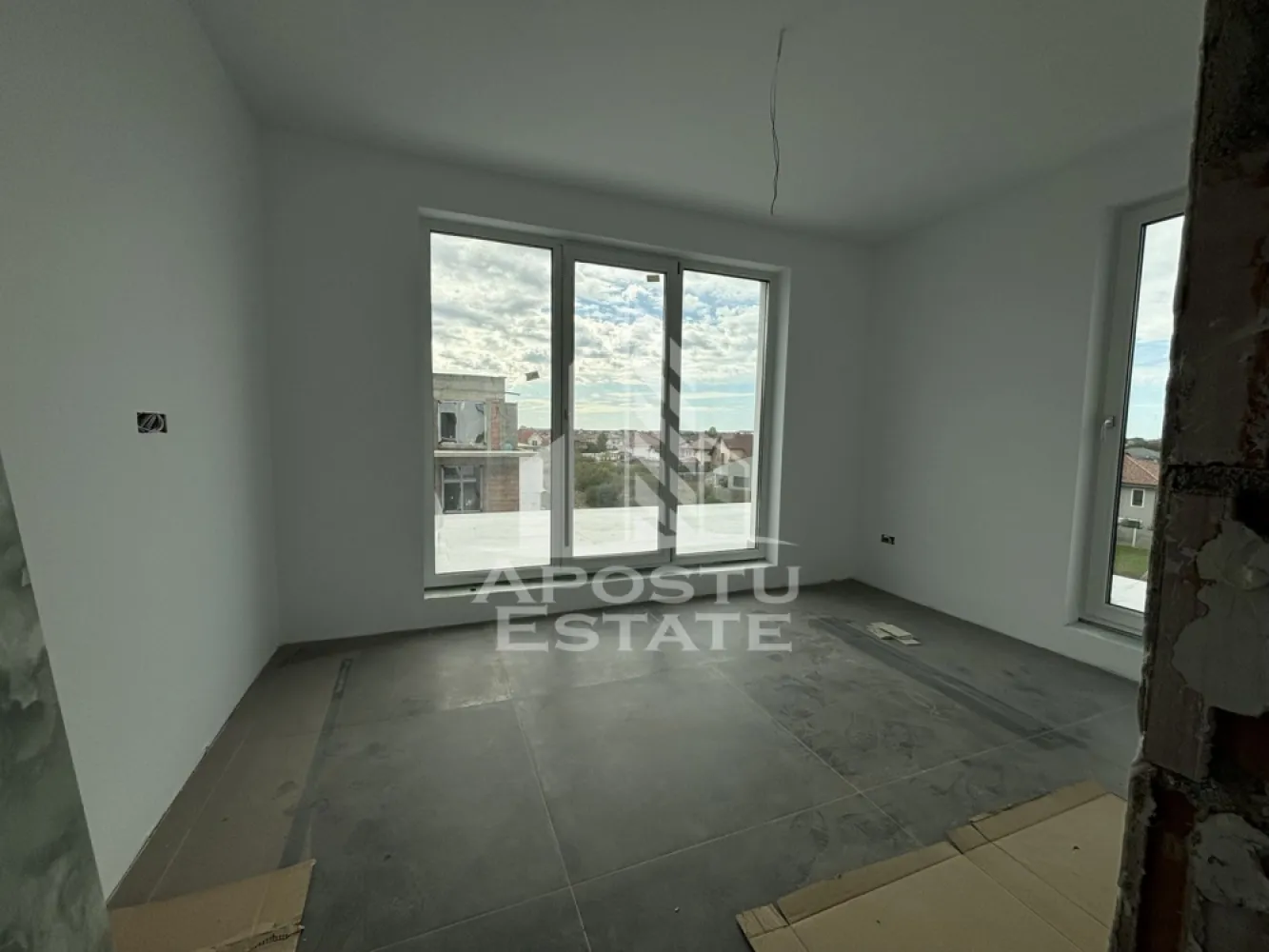 Apartament cu 2 camere de vanzare, in Ciarda Rosie, Timisoara - Agentia imobiliara Apostu Estate va ofera spre vanzare apartamente tip penthouse cu 2 camere, open space, situate in Timis, Timisoara, zona Ciarda Rosie, disponibile la etajul 3.

Imobilele dispun de o suprafata utila de 52 mp, la care se adauga o terasa generoasa de 50 mp.

Blocul are regim de inaltime P+3E si este izolat exterior.

Apartamentele se predau la stadiul de finisaje, oferind posibilitatea de amenajare dupa propriile preferinte.

Confortul termic este asigurat prin incalzire in pardoseala cu centrala pe imobil.

Avantaje:
 • Terasa spatioasa, ideala pentru relaxare
 • Compartimentare open space
 • Constructie noua, eficienta energetic
 • Posibilitate de personalizare interioara

Imobilul este situat in vecinatatea mai multor puncte de interes:
 • Magazine si supermarketuri
 • Mijloace de transport in comun
 • Acces facil catre oras

Agentia imobiliara Apostu Estate va ofera consultanta bancara gratuita prin intermediul colaboratorilor nostri pentru alegerea celui mai potrivit tip de credit, astfel incat tu sa devi noul proprietar al acestui apartament.
CP 2190823
