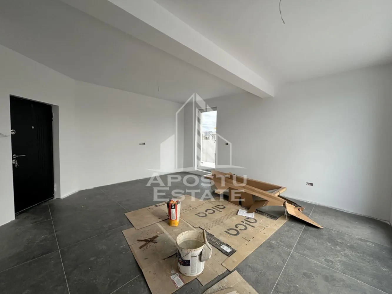Apartament cu 2 camere de vanzare, in Ciarda Rosie, Timisoara - Agentia imobiliara Apostu Estate va ofera spre vanzare apartamente tip penthouse cu 2 camere, open space, situate in Timis, Timisoara, zona Ciarda Rosie, disponibile la etajul 3.

Imobilele dispun de o suprafata utila de 52 mp, la care se adauga o terasa generoasa de 50 mp.

Blocul are regim de inaltime P+3E si este izolat exterior.

Apartamentele se predau la stadiul de finisaje, oferind posibilitatea de amenajare dupa propriile preferinte.

Confortul termic este asigurat prin incalzire in pardoseala cu centrala pe imobil.

Avantaje:
 • Terasa spatioasa, ideala pentru relaxare
 • Compartimentare open space
 • Constructie noua, eficienta energetic
 • Posibilitate de personalizare interioara

Imobilul este situat in vecinatatea mai multor puncte de interes:
 • Magazine si supermarketuri
 • Mijloace de transport in comun
 • Acces facil catre oras

Agentia imobiliara Apostu Estate va ofera consultanta bancara gratuita prin intermediul colaboratorilor nostri pentru alegerea celui mai potrivit tip de credit, astfel incat tu sa devi noul proprietar al acestui apartament.
CP 2190823