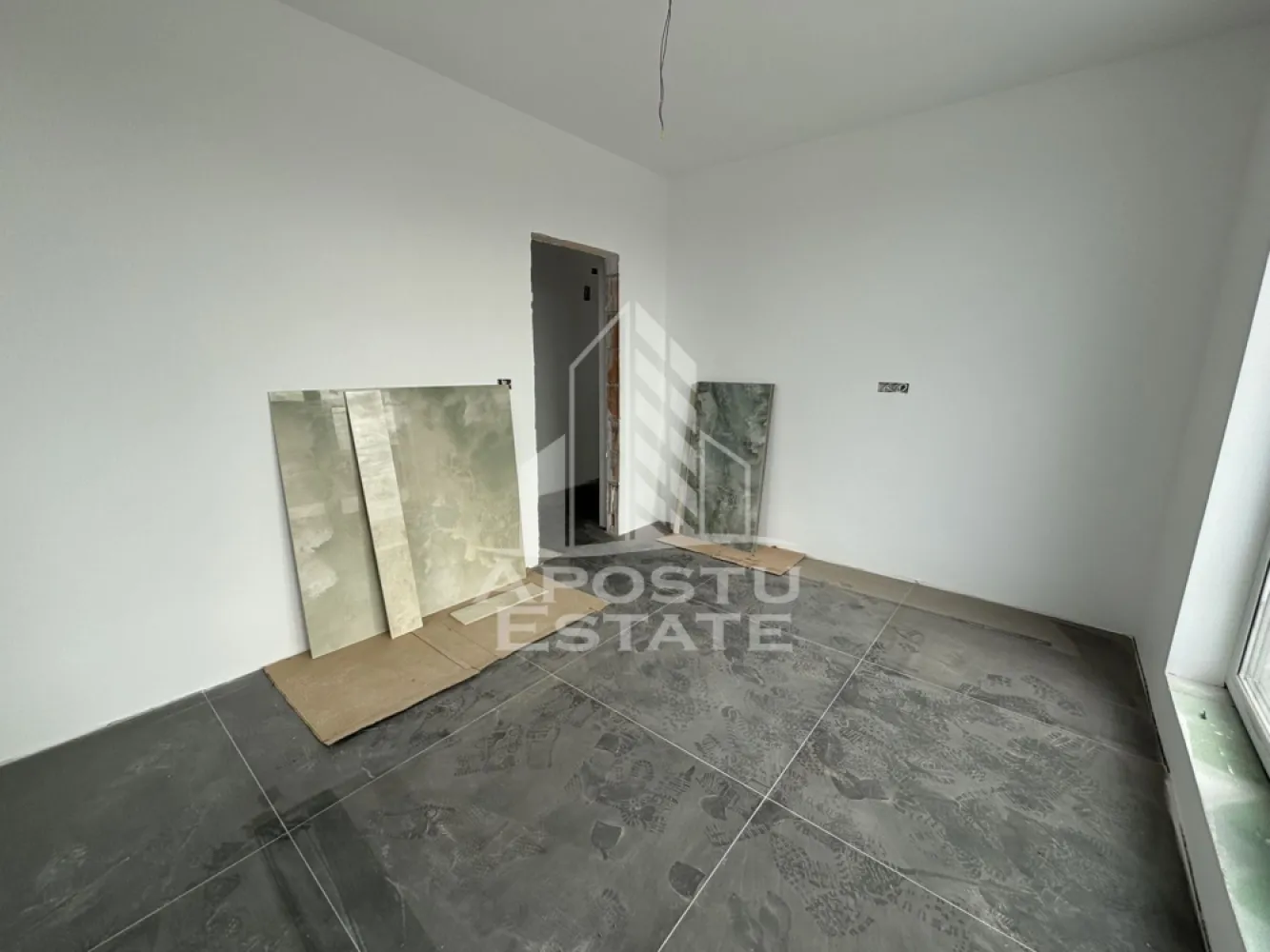 Apartament cu 2 camere de vanzare, in Ciarda Rosie, Timisoara - Agentia imobiliara Apostu Estate va ofera spre vanzare apartamente tip penthouse cu 2 camere, open space, situate in Timis, Timisoara, zona Ciarda Rosie, disponibile la etajul 3.

Imobilele dispun de o suprafata utila de 52 mp, la care se adauga o terasa generoasa de 50 mp.

Blocul are regim de inaltime P+3E si este izolat exterior.

Apartamentele se predau la stadiul de finisaje, oferind posibilitatea de amenajare dupa propriile preferinte.

Confortul termic este asigurat prin incalzire in pardoseala cu centrala pe imobil.

Avantaje:
 • Terasa spatioasa, ideala pentru relaxare
 • Compartimentare open space
 • Constructie noua, eficienta energetic
 • Posibilitate de personalizare interioara

Imobilul este situat in vecinatatea mai multor puncte de interes:
 • Magazine si supermarketuri
 • Mijloace de transport in comun
 • Acces facil catre oras

Agentia imobiliara Apostu Estate va ofera consultanta bancara gratuita prin intermediul colaboratorilor nostri pentru alegerea celui mai potrivit tip de credit, astfel incat tu sa devi noul proprietar al acestui apartament.
CP 2190823