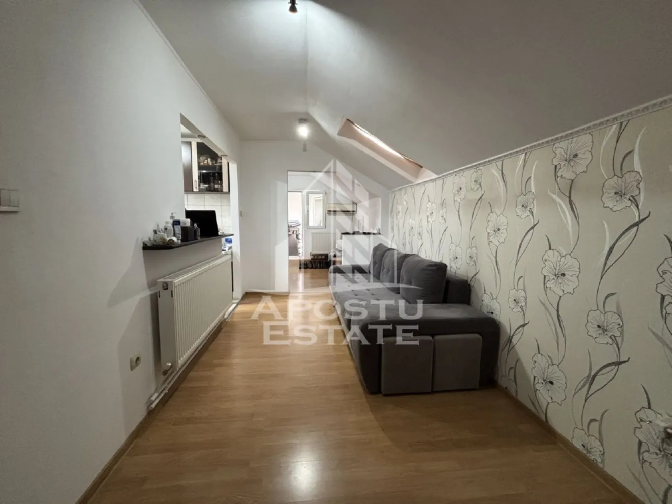 Apartament cu 2 camere de vanzare,zona Shopping City, Timisoara - Agentia imobiliara Apostu Estate va propune spre vanzare un apartament cu 2 camere, situat in Timis, Timisoara, zona Steaua, la etajul 5 al unui imobil cu regim de inaltime P+5.

Apartamentul are o suprafata de 50 mp si este potrivit atat pentru locuinta proprie, cat si pentru investitie.

Compartimentare:
 • Hol acces
 • Bucatarie open space cu livingul
 • Dormitor
 • Baie

Confortul termic este asigurat prin centrala termica pe gaz si aer conditionat.

Avantaje:
 • Zona linistita
 • Compartimentare practica
 • Ideal pentru investitie

Imobilul este situat in vecinatatea mai multor puncte de interes:
 • Magazine si supermarketuri
 • Mijloace de transport in comun
 • Acces facil catre oras

Agentia imobiliara Apostu Estate va ofera consultanta bancara gratuita prin intermediul colaboratorilor nostri pentru alegerea celui mai potrivit tip de credit, astfel incat tu sa devi noul proprietar al acestui apartament.

 CP2211718