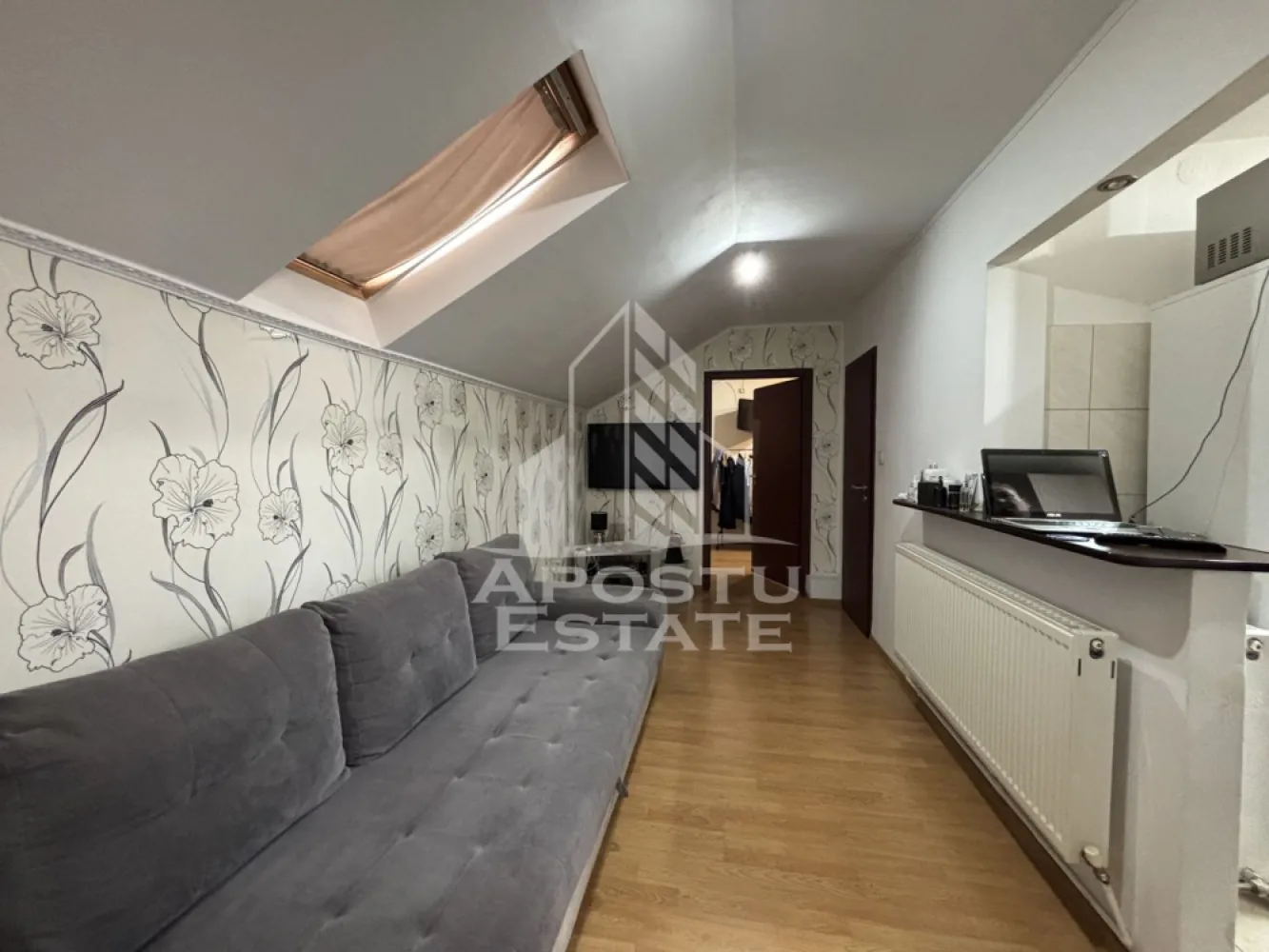 Apartament cu 2 camere de vanzare,zona Shopping City, Timisoara - Agentia imobiliara Apostu Estate va propune spre vanzare un apartament cu 2 camere, situat in Timis, Timisoara, zona Steaua, la etajul 5 al unui imobil cu regim de inaltime P+5.

Apartamentul are o suprafata de 50 mp si este potrivit atat pentru locuinta proprie, cat si pentru investitie.

Compartimentare:
 • Hol acces
 • Bucatarie open space cu livingul
 • Dormitor
 • Baie

Confortul termic este asigurat prin centrala termica pe gaz si aer conditionat.

Avantaje:
 • Zona linistita
 • Compartimentare practica
 • Ideal pentru investitie

Imobilul este situat in vecinatatea mai multor puncte de interes:
 • Magazine si supermarketuri
 • Mijloace de transport in comun
 • Acces facil catre oras

Agentia imobiliara Apostu Estate va ofera consultanta bancara gratuita prin intermediul colaboratorilor nostri pentru alegerea celui mai potrivit tip de credit, astfel incat tu sa devi noul proprietar al acestui apartament.

 CP2211718