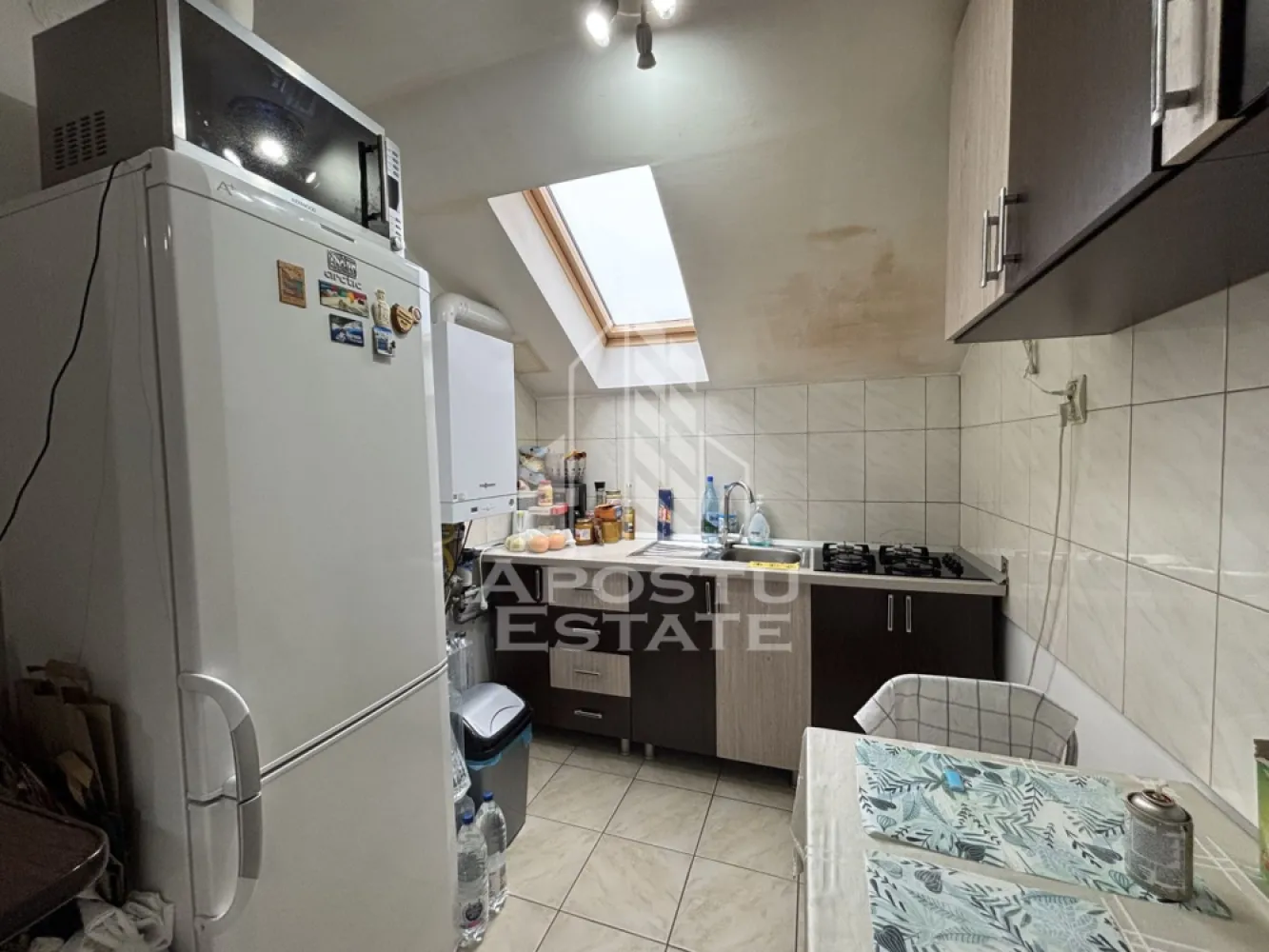 Apartament cu 2 camere de vanzare,zona Shopping City, Timisoara - Agentia imobiliara Apostu Estate va propune spre vanzare un apartament cu 2 camere, situat in Timis, Timisoara, zona Steaua, la etajul 5 al unui imobil cu regim de inaltime P+5.

Apartamentul are o suprafata de 50 mp si este potrivit atat pentru locuinta proprie, cat si pentru investitie.

Compartimentare:
 • Hol acces
 • Bucatarie open space cu livingul
 • Dormitor
 • Baie

Confortul termic este asigurat prin centrala termica pe gaz si aer conditionat.

Avantaje:
 • Zona linistita
 • Compartimentare practica
 • Ideal pentru investitie

Imobilul este situat in vecinatatea mai multor puncte de interes:
 • Magazine si supermarketuri
 • Mijloace de transport in comun
 • Acces facil catre oras

Agentia imobiliara Apostu Estate va ofera consultanta bancara gratuita prin intermediul colaboratorilor nostri pentru alegerea celui mai potrivit tip de credit, astfel incat tu sa devi noul proprietar al acestui apartament.

 CP2211718
