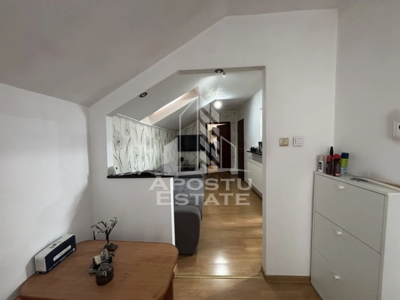 Apartament cu 2 camere de vanzare,zona Shopping City, Timisoara - Agentia imobiliara Apostu Estate va propune spre vanzare un apartament cu 2 camere, situat in Timis, Timisoara, zona Steaua, la etajul 5 al unui imobil cu regim de inaltime P+5.

Apartamentul are o suprafata de 50 mp si este potrivit atat pentru locuinta proprie, cat si pentru investitie.

Compartimentare:
 • Hol acces
 • Bucatarie open space cu livingul
 • Dormitor
 • Baie

Confortul termic este asigurat prin centrala termica pe gaz si aer conditionat.

Avantaje:
 • Zona linistita
 • Compartimentare practica
 • Ideal pentru investitie

Imobilul este situat in vecinatatea mai multor puncte de interes:
 • Magazine si supermarketuri
 • Mijloace de transport in comun
 • Acces facil catre oras

Agentia imobiliara Apostu Estate va ofera consultanta bancara gratuita prin intermediul colaboratorilor nostri pentru alegerea celui mai potrivit tip de credit, astfel incat tu sa devi noul proprietar al acestui apartament.

 CP2211718