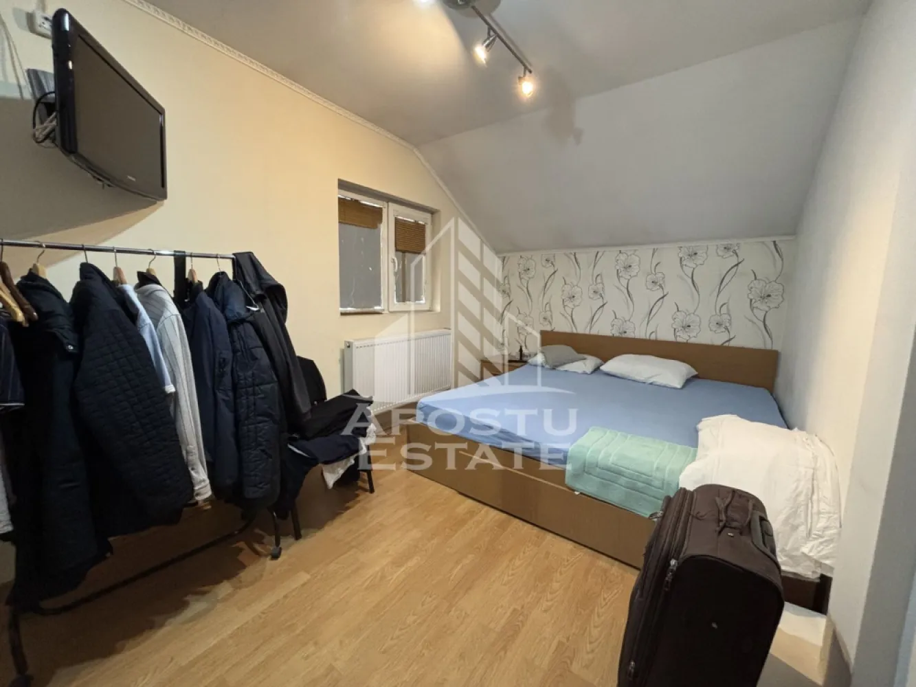 Apartament cu 2 camere de vanzare,zona Shopping City, Timisoara - Agentia imobiliara Apostu Estate va propune spre vanzare un apartament cu 2 camere, situat in Timis, Timisoara, zona Steaua, la etajul 5 al unui imobil cu regim de inaltime P+5.

Apartamentul are o suprafata de 50 mp si este potrivit atat pentru locuinta proprie, cat si pentru investitie.

Compartimentare:
 • Hol acces
 • Bucatarie open space cu livingul
 • Dormitor
 • Baie

Confortul termic este asigurat prin centrala termica pe gaz si aer conditionat.

Avantaje:
 • Zona linistita
 • Compartimentare practica
 • Ideal pentru investitie

Imobilul este situat in vecinatatea mai multor puncte de interes:
 • Magazine si supermarketuri
 • Mijloace de transport in comun
 • Acces facil catre oras

Agentia imobiliara Apostu Estate va ofera consultanta bancara gratuita prin intermediul colaboratorilor nostri pentru alegerea celui mai potrivit tip de credit, astfel incat tu sa devi noul proprietar al acestui apartament.

 CP2211718