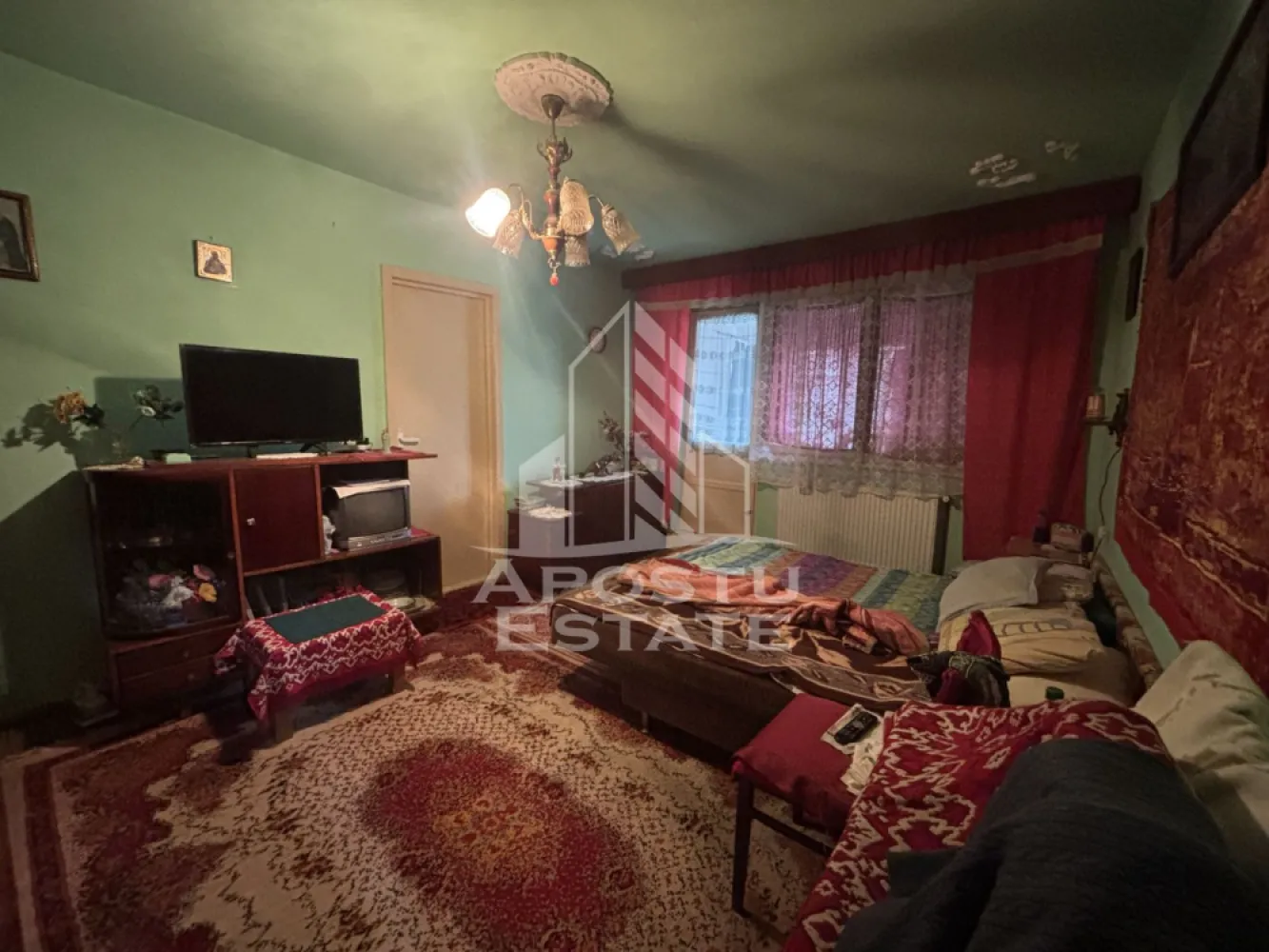 Apartament cu 2 camere de vanzare in zona Girocului, Timisoara - Agentia imobiliara Apostu Estate va propune spre vanzare un apartament cu 3 camere nedecomandat, situat in Timis, Timisoara, zona Girocului, la etajul 4/5.

Imobilul are o suprafata de 38 mp si este potrivit atat pentru locuinta proprie, cat si pentru investitie.

Compartimentare:
 • Hol acces
 • Bucatarie
 • Living
 • Dormitor
 • Baie

Confortul termic este asigurat prin centrala termica pe gaz, iar blocul este anvelopat, oferind costuri reduse de intretinere.

Avantaje:
 • Zona buna, cu acces facil
 • Ideal pentru investitie
 • Bloc izolat

Imobilul este situat in vecinatatea mai multor puncte de interes:
 • Mijloace de transport in comun
 • Supermarketuri
 • Farmacia Karim
 • Patiseria Nisi
 • Codrina
 • Spitalul Judetean Timisoara

Agentia imobiliara Apostu Estate va ofera consultanta bancara gratuita prin intermediul colaboratorilor nostri pentru alegerea celui mai potrivit tip de credit, astfel incat tu sa devi noul proprietar al acestui apartament.

CP2257582