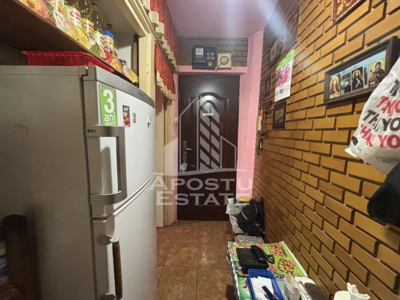 Apartament cu 2 camere de vanzare in zona Girocului, Timisoara - Agentia imobiliara Apostu Estate va propune spre vanzare un apartament cu 3 camere nedecomandat, situat in Timis, Timisoara, zona Girocului, la etajul 4/5.

Imobilul are o suprafata de 38 mp si este potrivit atat pentru locuinta proprie, cat si pentru investitie.

Compartimentare:
 • Hol acces
 • Bucatarie
 • Living
 • Dormitor
 • Baie

Confortul termic este asigurat prin centrala termica pe gaz, iar blocul este anvelopat, oferind costuri reduse de intretinere.

Avantaje:
 • Zona buna, cu acces facil
 • Ideal pentru investitie
 • Bloc izolat

Imobilul este situat in vecinatatea mai multor puncte de interes:
 • Mijloace de transport in comun
 • Supermarketuri
 • Farmacia Karim
 • Patiseria Nisi
 • Codrina
 • Spitalul Judetean Timisoara

Agentia imobiliara Apostu Estate va ofera consultanta bancara gratuita prin intermediul colaboratorilor nostri pentru alegerea celui mai potrivit tip de credit, astfel incat tu sa devi noul proprietar al acestui apartament.

CP2257582