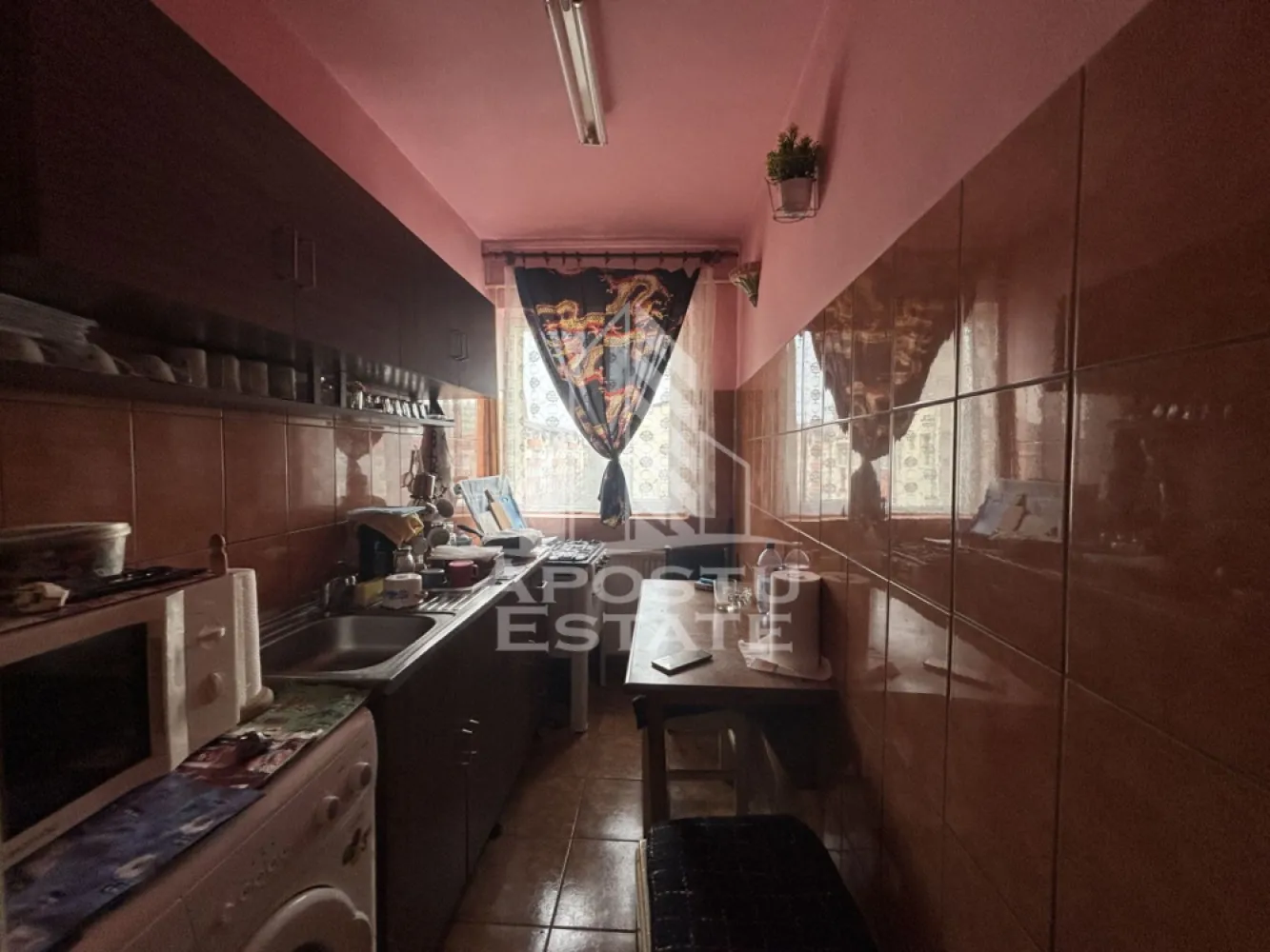 Apartament cu 2 camere de vanzare in zona Girocului, Timisoara - Agentia imobiliara Apostu Estate va propune spre vanzare un apartament cu 3 camere nedecomandat, situat in Timis, Timisoara, zona Girocului, la etajul 4/5.

Imobilul are o suprafata de 38 mp si este potrivit atat pentru locuinta proprie, cat si pentru investitie.

Compartimentare:
 • Hol acces
 • Bucatarie
 • Living
 • Dormitor
 • Baie

Confortul termic este asigurat prin centrala termica pe gaz, iar blocul este anvelopat, oferind costuri reduse de intretinere.

Avantaje:
 • Zona buna, cu acces facil
 • Ideal pentru investitie
 • Bloc izolat

Imobilul este situat in vecinatatea mai multor puncte de interes:
 • Mijloace de transport in comun
 • Supermarketuri
 • Farmacia Karim
 • Patiseria Nisi
 • Codrina
 • Spitalul Judetean Timisoara

Agentia imobiliara Apostu Estate va ofera consultanta bancara gratuita prin intermediul colaboratorilor nostri pentru alegerea celui mai potrivit tip de credit, astfel incat tu sa devi noul proprietar al acestui apartament.

CP2257582