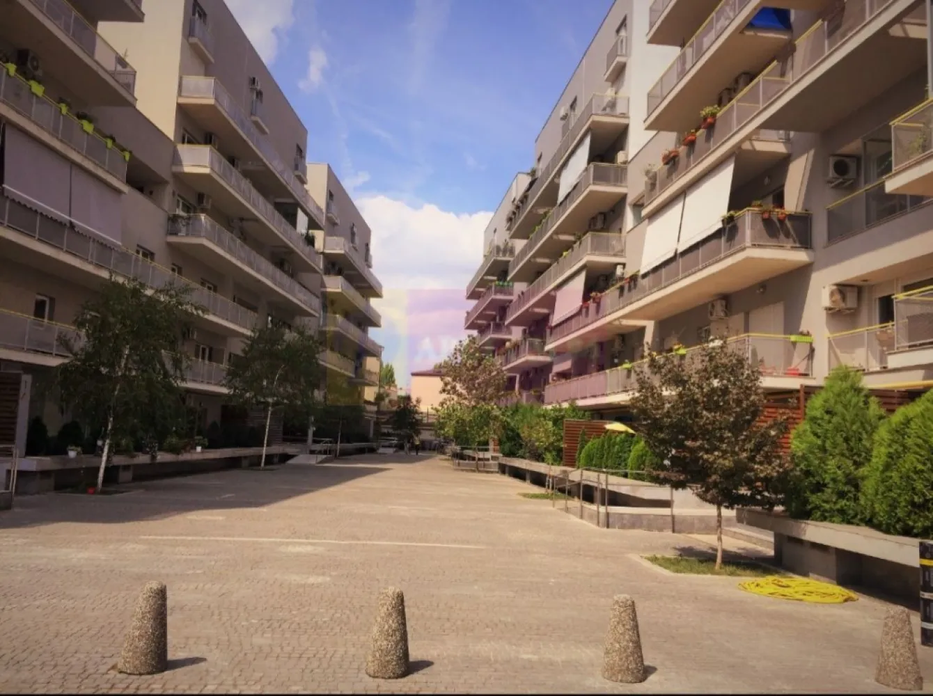 Parcul Carol, Serena Apartaments, - Agentia Imobiliara Apulum 94, va propune spre vanzare
Garsoniera situata in ansamblu rezidential cu circuit inchis Serena din centrul orasului, 
Aceasta este la etajul 3 din 6, amenajata si utilata exceptional cu aparatura electrocasnica premium.
Ansamblul rezidential Serena se gaseste in apropiere de centrul vechi al orasului, de piata Unirii, Casa Poporului si Parcul Carol accesul auto fiind foarte facil.
La cerere se poate achizitiona si loc de parcare subteran la pretul de 25.000 euro