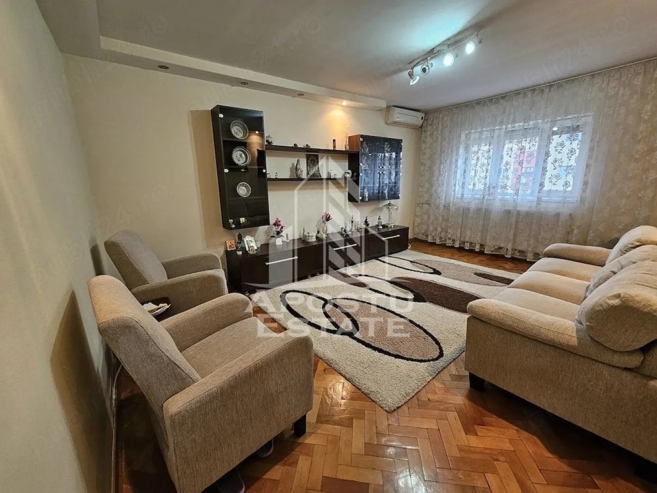 Apartament cu 3 camere, de inchiriat, zona Soarelui, Timisoara - Agentia imobiliara APOSTU ESTATE va propune spre inchiriere un apartament cu 2 camere, spatios si luminos, situat in Timisoara, zona Soarelui, o zona linistita si bine pozitionata, potrivit pentru cupluri,familii, sau studenti care isi doresc o locuinta unde sa se simta confortabil si cu acces facil catre scoli, statii de autobuz, supermarketuri , magazine de zona, parcuri.

Suprafata utila: 85 mp
Compartimentare eficienta:
-Hol de acces generos.
-Bucatarie inchisa, mobilata si utilata.
-Dormitor matrimonial.
-Dormitor secundar
-Baie cu cada.
-Baie de servici.

Confort si facilitati:
-Incalzirea apartamentului: Calorifere, Termoficare.
-Apartamentul este complet mobilat si utilat.
- Nu se accepta animale de companie de catre proprietar.

Localizare:
-Timis, Timisoara, zona Soarelui– acces facil : Sud Plaza, Profi, Hotel Lido.

Ideal pentru:
-Cupluri.
-Persoane singure.

Disponibilitate: imediata
Pret chirie lunara: 400 euro.
Programeaza o vizionare pentru a-ti putea imagina viitorul aici!
ID intern: CP3129672