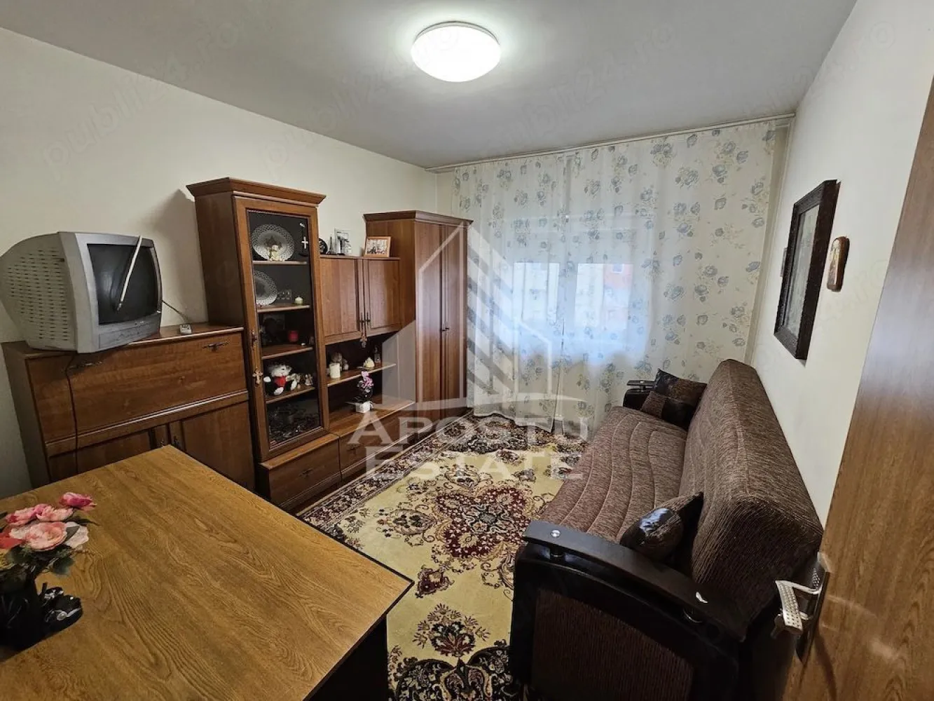 Apartament cu 3 camere, de inchiriat, zona Soarelui, Timisoara - Agentia imobiliara APOSTU ESTATE va propune spre inchiriere un apartament cu 2 camere, spatios si luminos, situat in Timisoara, zona Soarelui, o zona linistita si bine pozitionata, potrivit pentru cupluri,familii, sau studenti care isi doresc o locuinta unde sa se simta confortabil si cu acces facil catre scoli, statii de autobuz, supermarketuri , magazine de zona, parcuri.

Suprafata utila: 85 mp
Compartimentare eficienta:
-Hol de acces generos.
-Bucatarie inchisa, mobilata si utilata.
-Dormitor matrimonial.
-Dormitor secundar
-Baie cu cada.
-Baie de servici.

Confort si facilitati:
-Incalzirea apartamentului: Calorifere, Termoficare.
-Apartamentul este complet mobilat si utilat.
- Nu se accepta animale de companie de catre proprietar.

Localizare:
-Timis, Timisoara, zona Soarelui– acces facil : Sud Plaza, Profi, Hotel Lido.

Ideal pentru:
-Cupluri.
-Persoane singure.

Disponibilitate: imediata
Pret chirie lunara: 400 euro.
Programeaza o vizionare pentru a-ti putea imagina viitorul aici!
ID intern: CP3129672