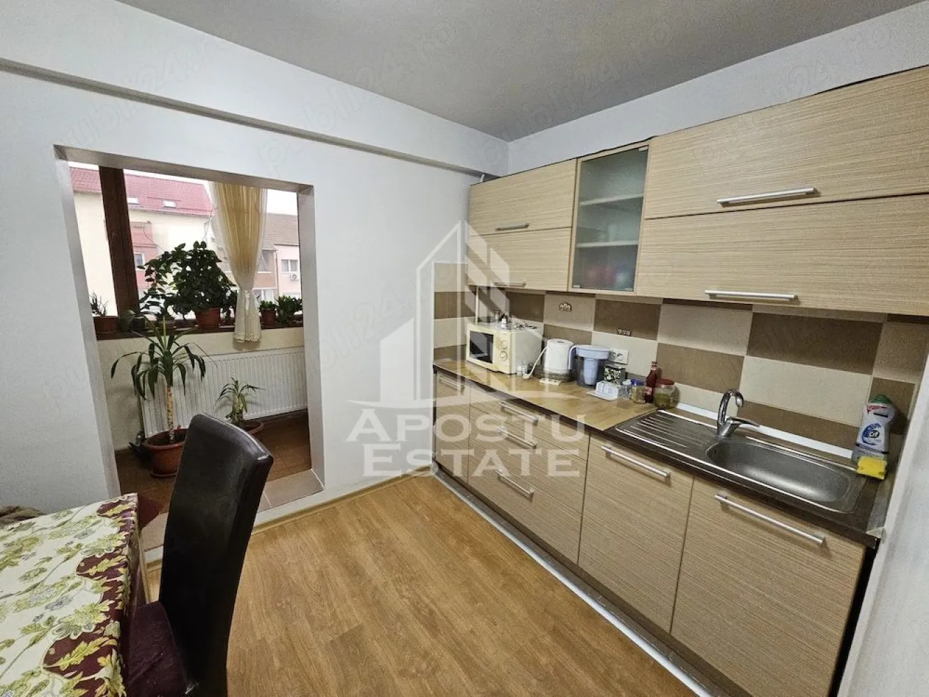 Apartament cu 3 camere, de inchiriat, zona Soarelui, Timisoara - Agentia imobiliara APOSTU ESTATE va propune spre inchiriere un apartament cu 2 camere, spatios si luminos, situat in Timisoara, zona Soarelui, o zona linistita si bine pozitionata, potrivit pentru cupluri,familii, sau studenti care isi doresc o locuinta unde sa se simta confortabil si cu acces facil catre scoli, statii de autobuz, supermarketuri , magazine de zona, parcuri.

Suprafata utila: 85 mp
Compartimentare eficienta:
-Hol de acces generos.
-Bucatarie inchisa, mobilata si utilata.
-Dormitor matrimonial.
-Dormitor secundar
-Baie cu cada.
-Baie de servici.

Confort si facilitati:
-Incalzirea apartamentului: Calorifere, Termoficare.
-Apartamentul este complet mobilat si utilat.
- Nu se accepta animale de companie de catre proprietar.

Localizare:
-Timis, Timisoara, zona Soarelui– acces facil : Sud Plaza, Profi, Hotel Lido.

Ideal pentru:
-Cupluri.
-Persoane singure.

Disponibilitate: imediata
Pret chirie lunara: 400 euro.
Programeaza o vizionare pentru a-ti putea imagina viitorul aici!
ID intern: CP3129672
