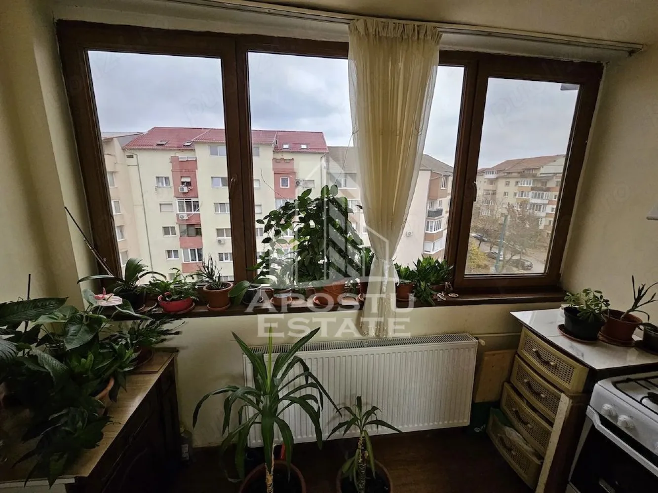 Apartament cu 3 camere, de inchiriat, zona Soarelui, Timisoara - Agentia imobiliara APOSTU ESTATE va propune spre inchiriere un apartament cu 2 camere, spatios si luminos, situat in Timisoara, zona Soarelui, o zona linistita si bine pozitionata, potrivit pentru cupluri,familii, sau studenti care isi doresc o locuinta unde sa se simta confortabil si cu acces facil catre scoli, statii de autobuz, supermarketuri , magazine de zona, parcuri.

Suprafata utila: 85 mp
Compartimentare eficienta:
-Hol de acces generos.
-Bucatarie inchisa, mobilata si utilata.
-Dormitor matrimonial.
-Dormitor secundar
-Baie cu cada.
-Baie de servici.

Confort si facilitati:
-Incalzirea apartamentului: Calorifere, Termoficare.
-Apartamentul este complet mobilat si utilat.
- Nu se accepta animale de companie de catre proprietar.

Localizare:
-Timis, Timisoara, zona Soarelui– acces facil : Sud Plaza, Profi, Hotel Lido.

Ideal pentru:
-Cupluri.
-Persoane singure.

Disponibilitate: imediata
Pret chirie lunara: 400 euro.
Programeaza o vizionare pentru a-ti putea imagina viitorul aici!
ID intern: CP3129672