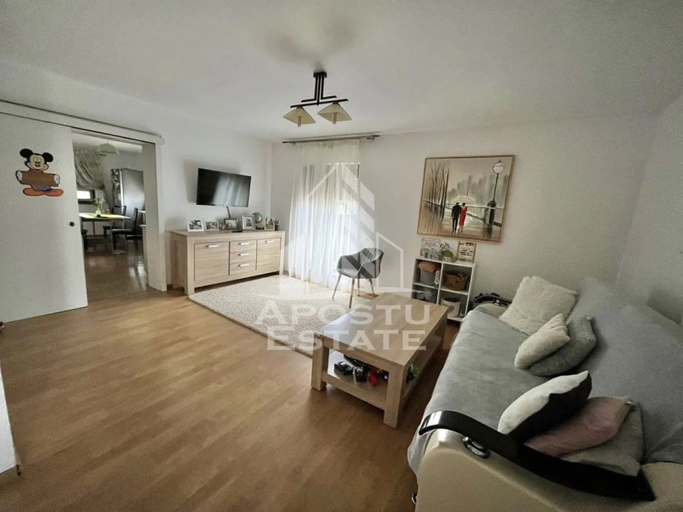 Duplex cu 4 camere si 2 bai complet mobilat si utilat in Giroc. - APOSTU ESTATE va propune spre vanzare un duplex situat in Giroc.
Locatia imobilului se potriveste perfect celor ce isi doresc sa se detaseze de agitatia orasului. In apropiere sunt magazine si supermarket-uri precum Profi, Mega Image, scoala si gradinita la o distanta de 5 minute, acces facil la mijloace de transport în comun, distanta pana in statie este de aproximativ 3 minute.

Imobilul dispune de 110 mp utili, se vinde complet mobilat si utilat, precum se observa in imagini si este compartimentat astfel:

Parter:
- hol acces.
- living generos.
- bucatarie inchisa.
- baie cu geam si dus.
- terasa

Etaj:
- hol acces
- 3 dormitoare.
- baie cu geam si cada.
- acces in pod.
- terasa

Detalii tehnice:
Regim de inaltime Parter + Mansarda + Pod.
- constructie realizata in anul 2013 din caramida Porotherm de 30 cm.
- izolata cu polistiren de 10cm EPS 85.
- pereti despartitori complet din caramida tencuiti mecanizat finisati cu vopsea lavabila alba.
- placa de beton peste parter.
- acoperis de tigla, izolat cu vata.
- geamuri termopan cu 3 sticle pentru izolare atat fonica cat si termica superioara foarte mari si luminoase dotate cu rulouri, site si jaluzele.
- mobilier de bucatarie de calitate inalta, realizat pe comanda.
- centrala proprie pe gaz sistem eficient de incalzire in pardoseala cu termostat ambiental separat pentru fiecare incapere.

Utilitati: curent, apa de la retea, canalizare, gaz, internet prin fibra optica, cablu Tv.
Pentru mai multe detalii nu ezitati sa ne contactati!

Acceptam orice fel de credit bancar. Oferim consultanta si solutii financiare prin colaboratorii nostri pentru a obtine cel mai avantajos credit Ipotecar sau Noua Casa.

Va asteptam cu drag la o vizionare chiar astazi!
CP2571918