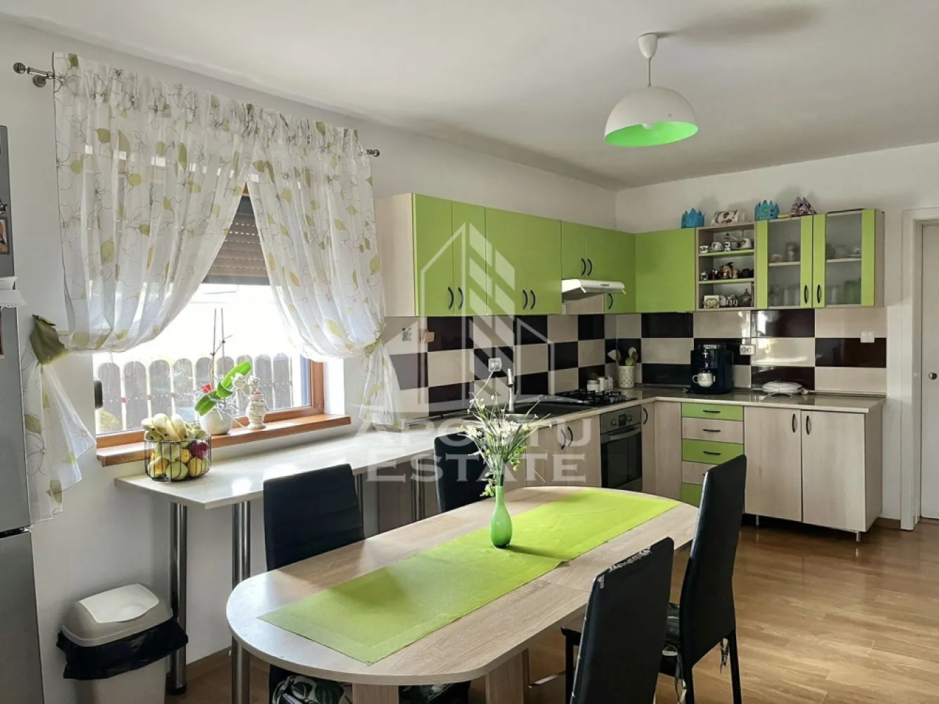Duplex cu 4 camere si 2 bai complet mobilat si utilat in Giroc. - APOSTU ESTATE va propune spre vanzare un duplex situat in Giroc.
Locatia imobilului se potriveste perfect celor ce isi doresc sa se detaseze de agitatia orasului. In apropiere sunt magazine si supermarket-uri precum Profi, Mega Image, scoala si gradinita la o distanta de 5 minute, acces facil la mijloace de transport în comun, distanta pana in statie este de aproximativ 3 minute.

Imobilul dispune de 110 mp utili, se vinde complet mobilat si utilat, precum se observa in imagini si este compartimentat astfel:

Parter:
- hol acces.
- living generos.
- bucatarie inchisa.
- baie cu geam si dus.
- terasa

Etaj:
- hol acces
- 3 dormitoare.
- baie cu geam si cada.
- acces in pod.
- terasa

Detalii tehnice:
Regim de inaltime Parter + Mansarda + Pod.
- constructie realizata in anul 2013 din caramida Porotherm de 30 cm.
- izolata cu polistiren de 10cm EPS 85.
- pereti despartitori complet din caramida tencuiti mecanizat finisati cu vopsea lavabila alba.
- placa de beton peste parter.
- acoperis de tigla, izolat cu vata.
- geamuri termopan cu 3 sticle pentru izolare atat fonica cat si termica superioara foarte mari si luminoase dotate cu rulouri, site si jaluzele.
- mobilier de bucatarie de calitate inalta, realizat pe comanda.
- centrala proprie pe gaz sistem eficient de incalzire in pardoseala cu termostat ambiental separat pentru fiecare incapere.

Utilitati: curent, apa de la retea, canalizare, gaz, internet prin fibra optica, cablu Tv.
Pentru mai multe detalii nu ezitati sa ne contactati!

Acceptam orice fel de credit bancar. Oferim consultanta si solutii financiare prin colaboratorii nostri pentru a obtine cel mai avantajos credit Ipotecar sau Noua Casa.

Va asteptam cu drag la o vizionare chiar astazi!
CP2571918